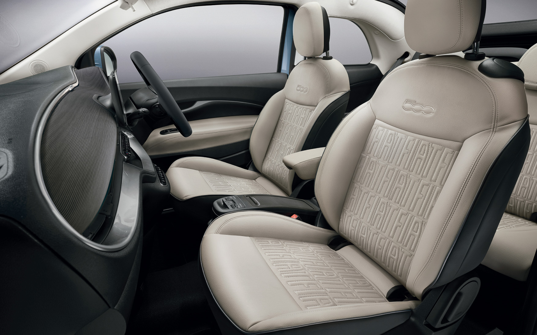 「FIAT モノグラムエコレザーシート」などを採用する個性的なインテリア