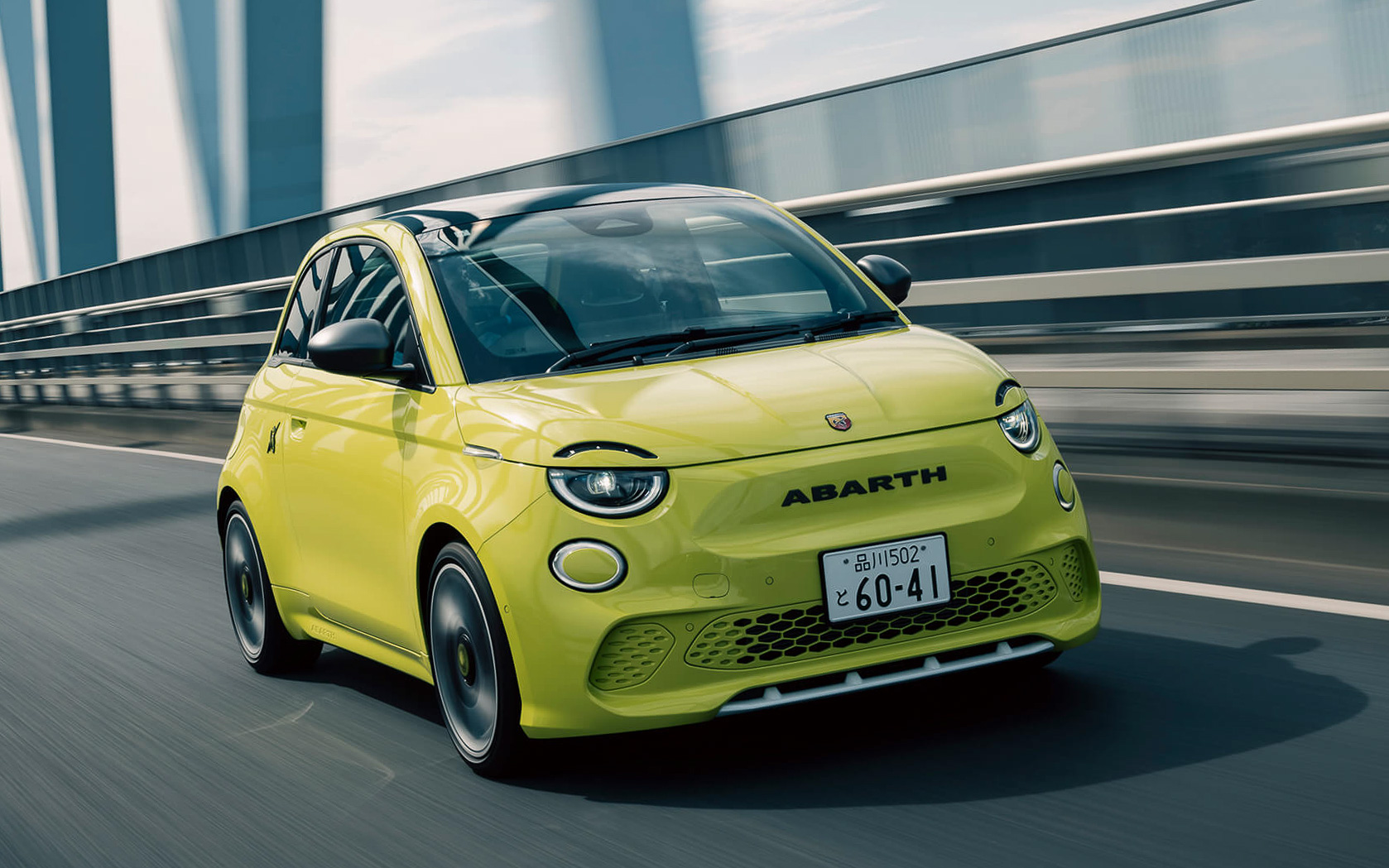 最高出力114kW（155PS）/5000rpm、最大トルク235Nm/2000rpmを発生するモーターを搭載し、0-100km/h加速は7.0秒を実現