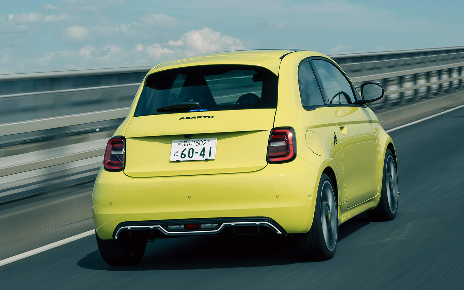 最高出力114kW（155PS）/5000rpm、最大トルク235Nm/2000rpmを発生するモーターを搭載し、0-100km/h加速は7.0秒を実現