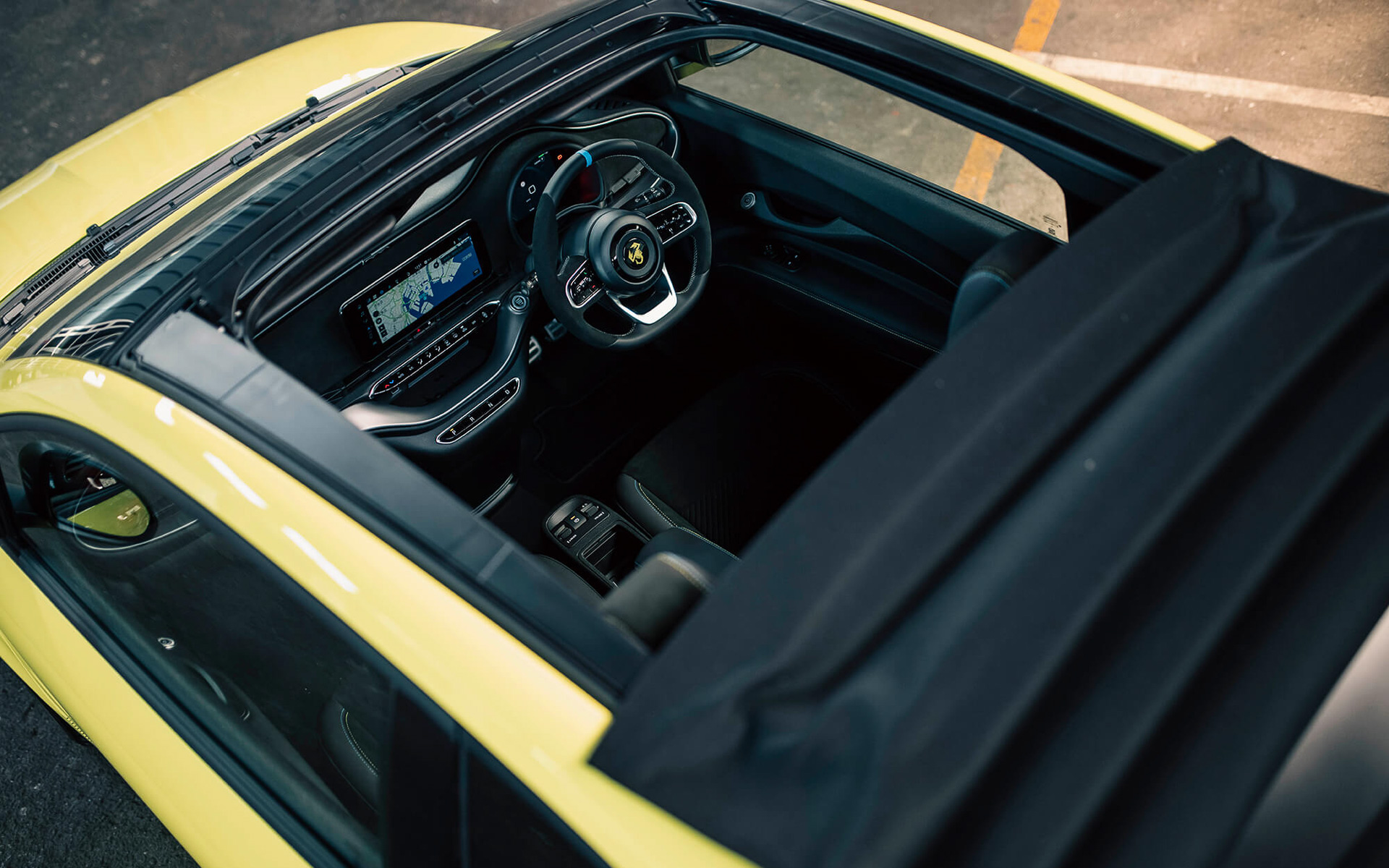 電動ソフトトップを採用する「カブリオレ」も設定されている