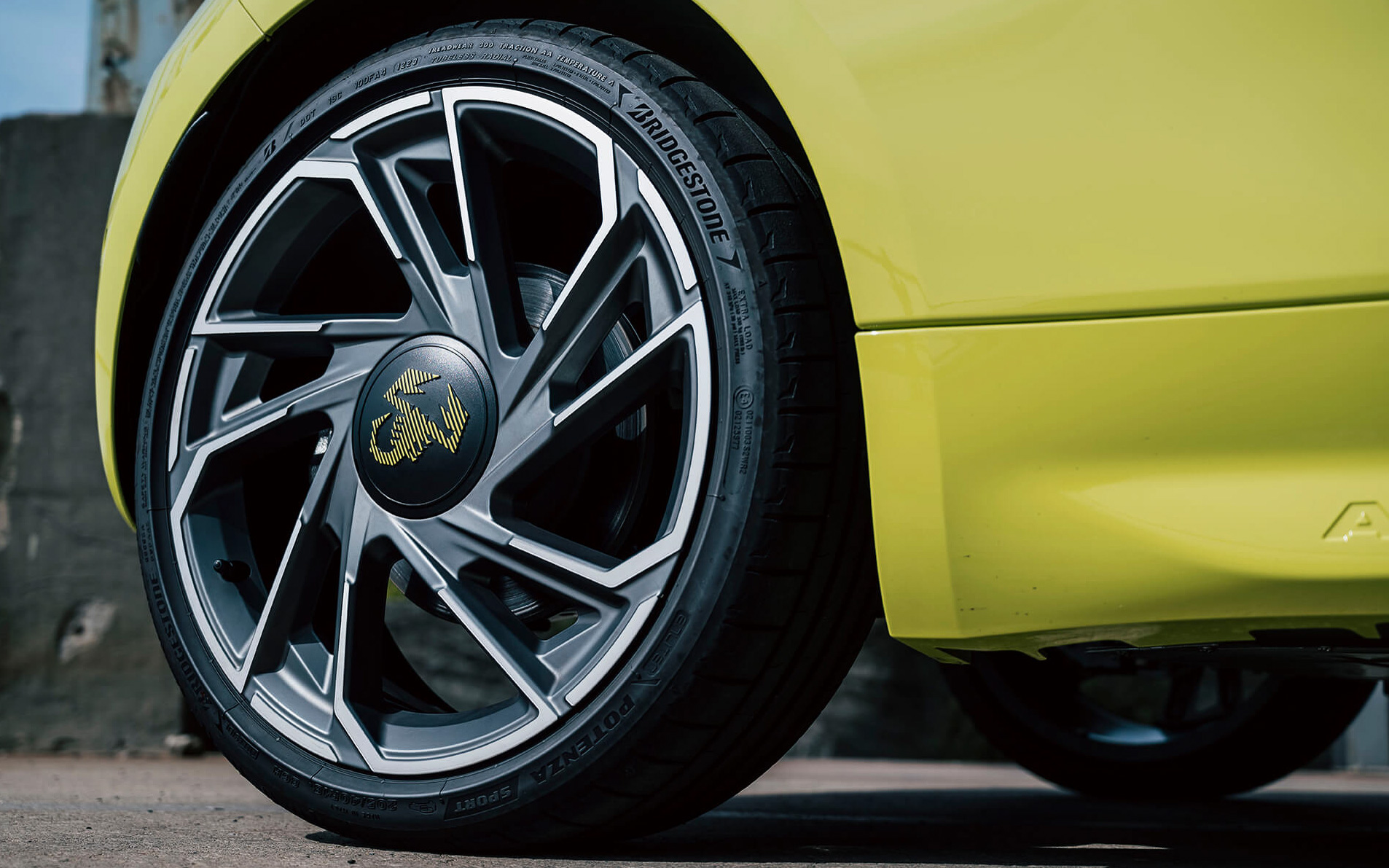 コンパクトなボディサイズながら205/40R18タイヤを採用