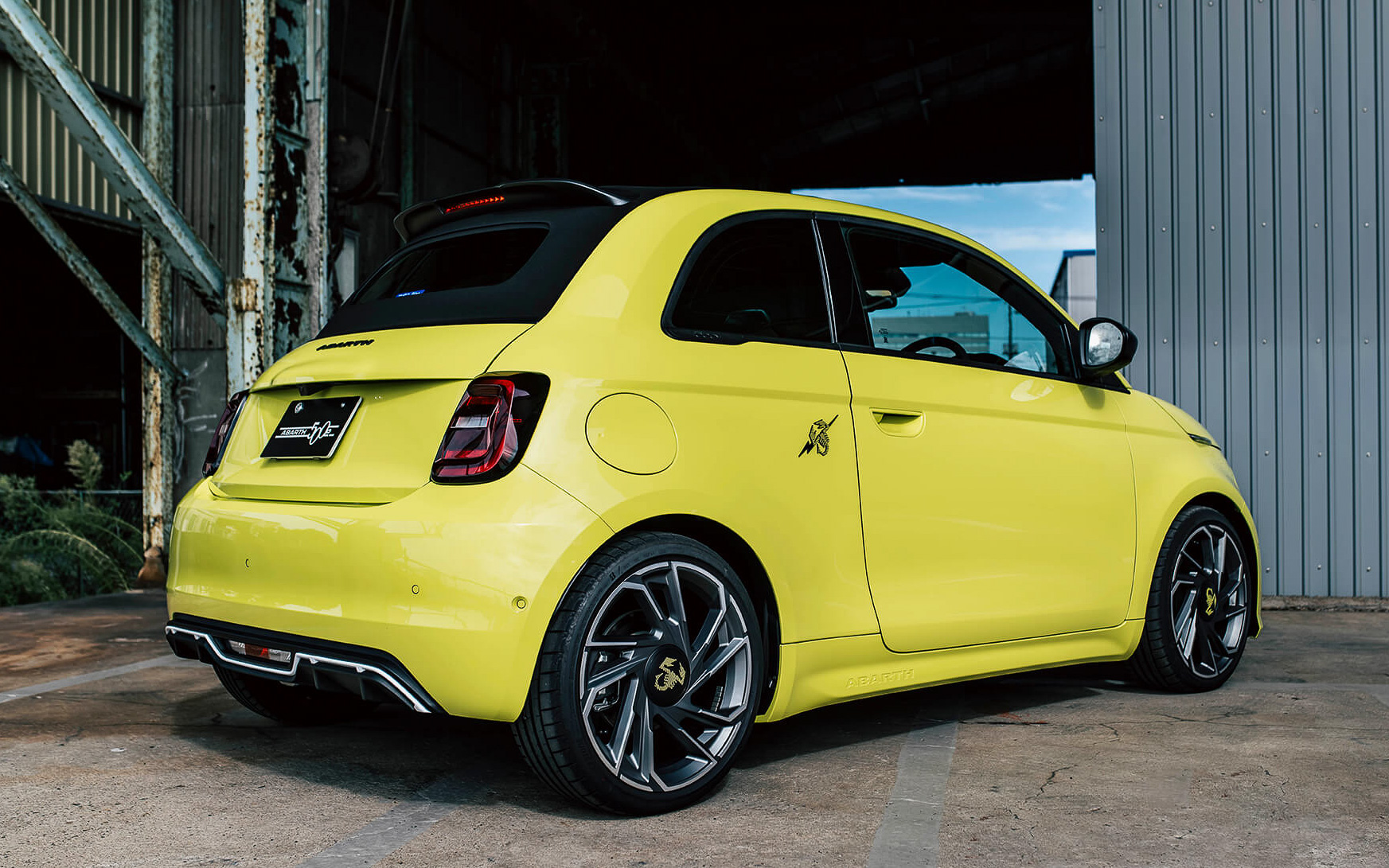 スコーピオン・エンブレムがドア後方両サイドに配置され、ホイールのセンターキャップなどにもサソリのイラストが描かれる