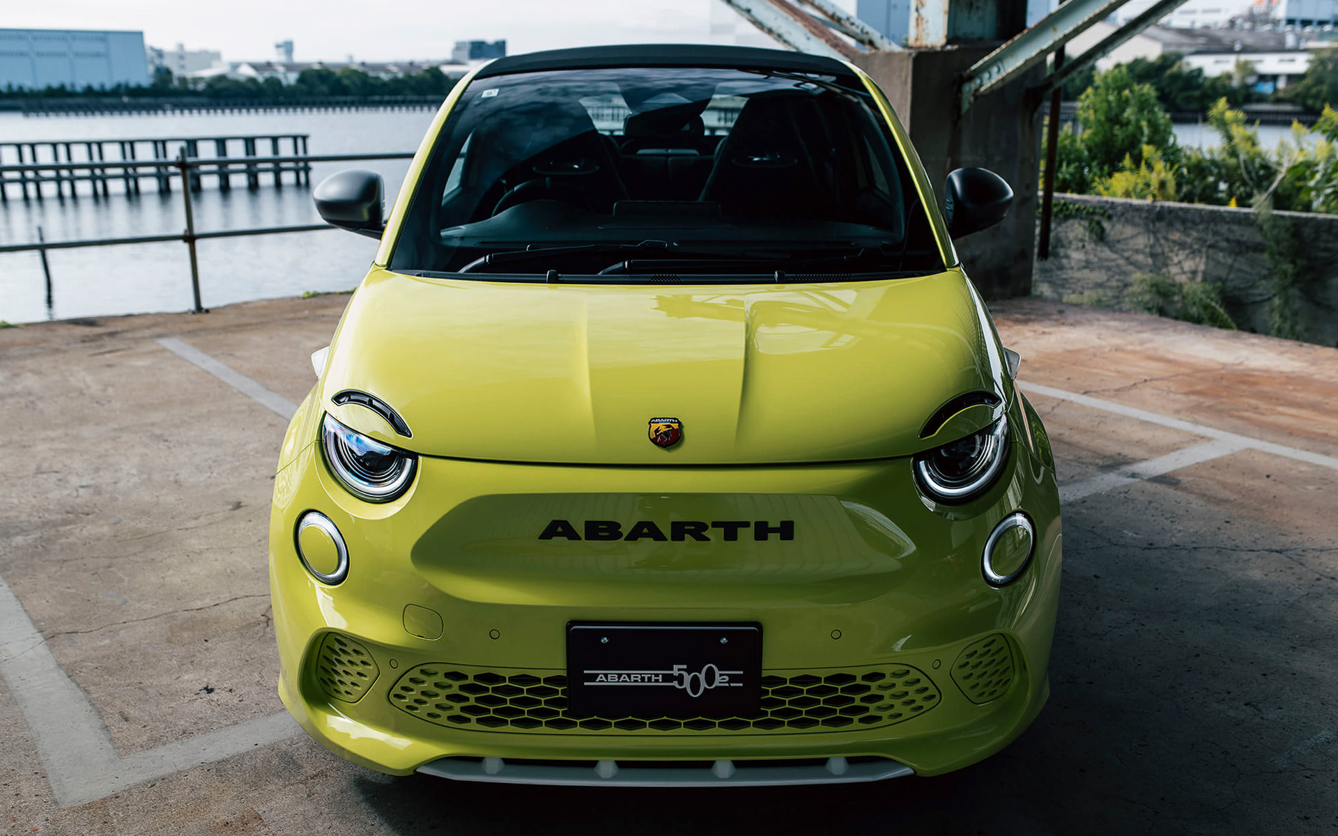 フロントグリル中央にダークチタングレーの「ABARTHレタリング」を初採用