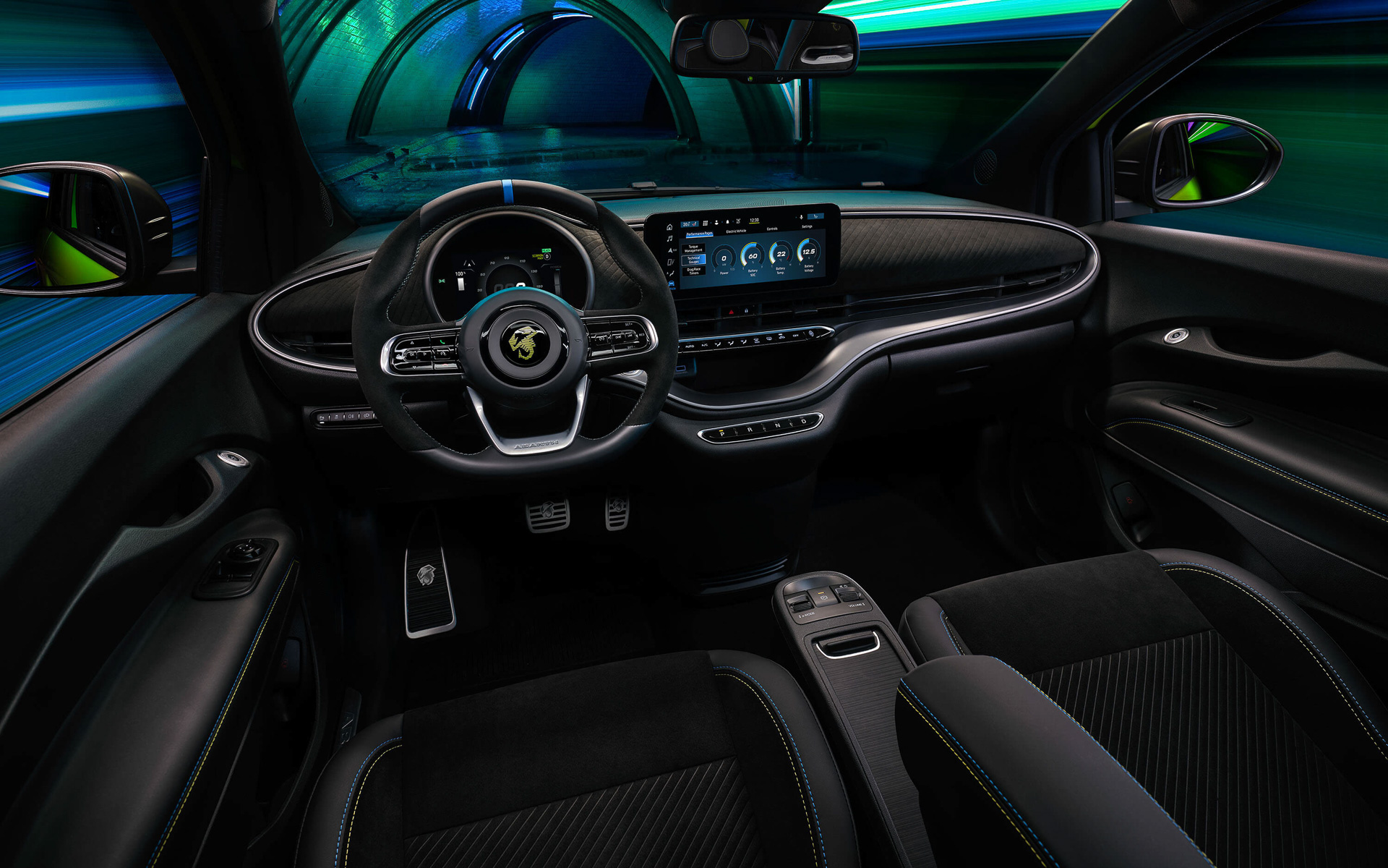 黒を基調としたシックでスポーティなインテリア。インパネ中央に10.25インチのタッチパネルディスプレイを備える「Uconnect」を搭載