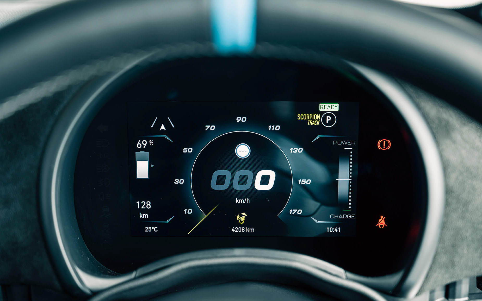 視認性の高いデジタルメーター「7インチフルカラーTFTマルチファンクションディスプレイ」を標準装備