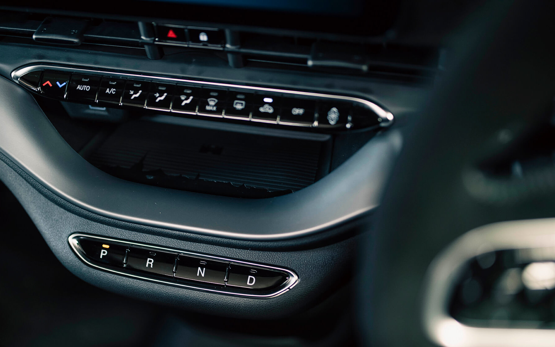 シフトセレクターはスイッチ式。スマートフォンを置くだけで充電やインフォテインメントシステムとの接続ができる「ワイヤレスチャージングパッド」を標準装備