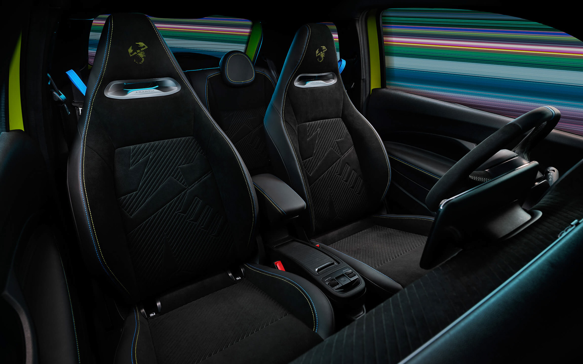 シート表皮にもアルカンターラを採用。ブルーとイエローの2色でステッチでスポーティさを強調