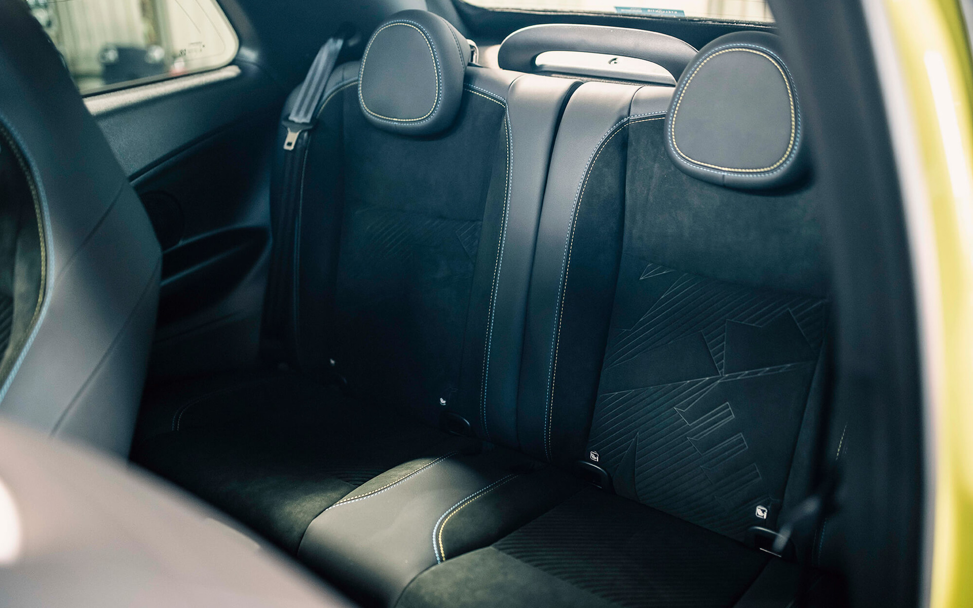 シート表皮にもアルカンターラを採用。ブルーとイエローの2色でステッチでスポーティさを強調