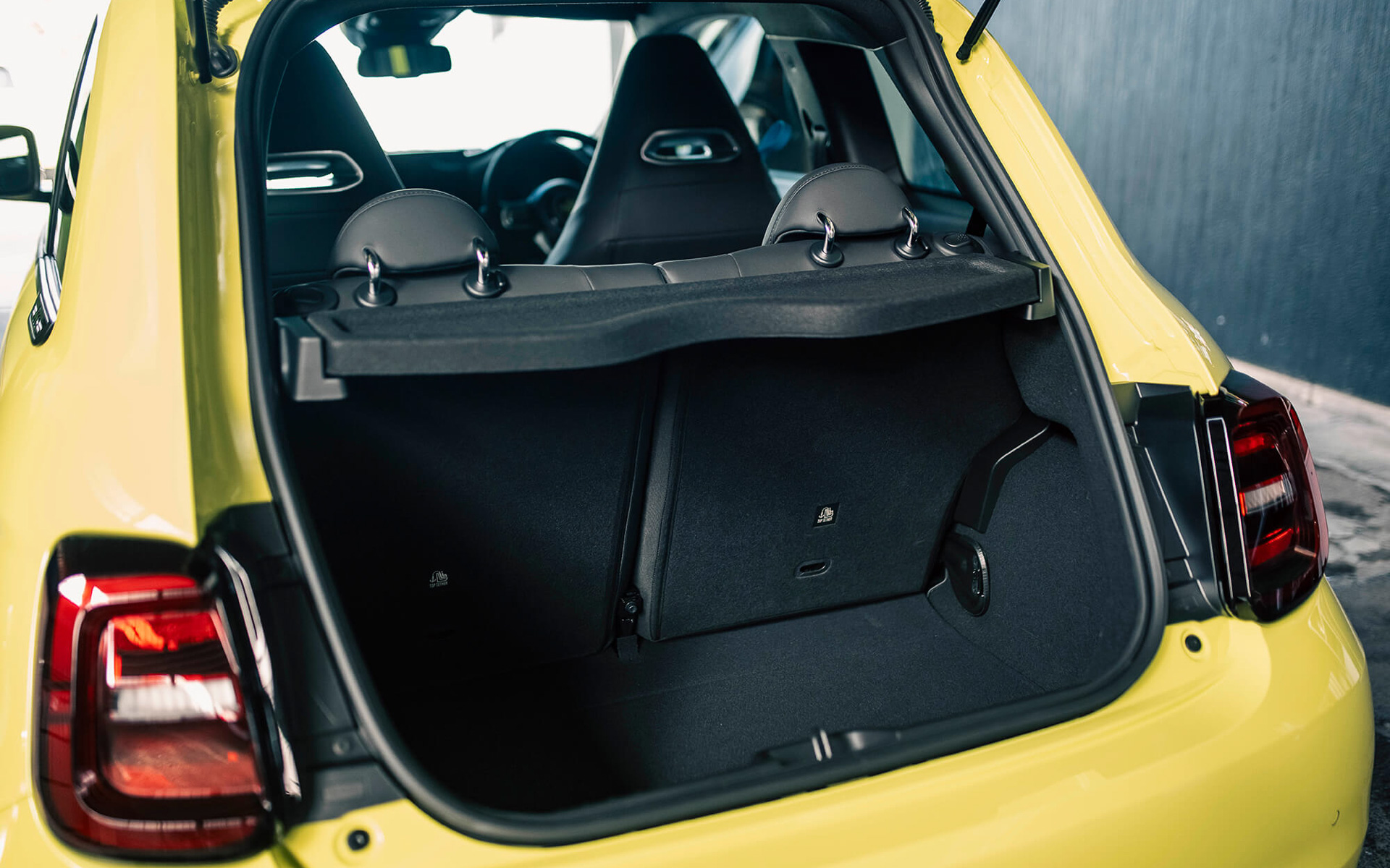 5：5分割可倒式のリアシートを前に倒してラゲッジスペースを拡大できる