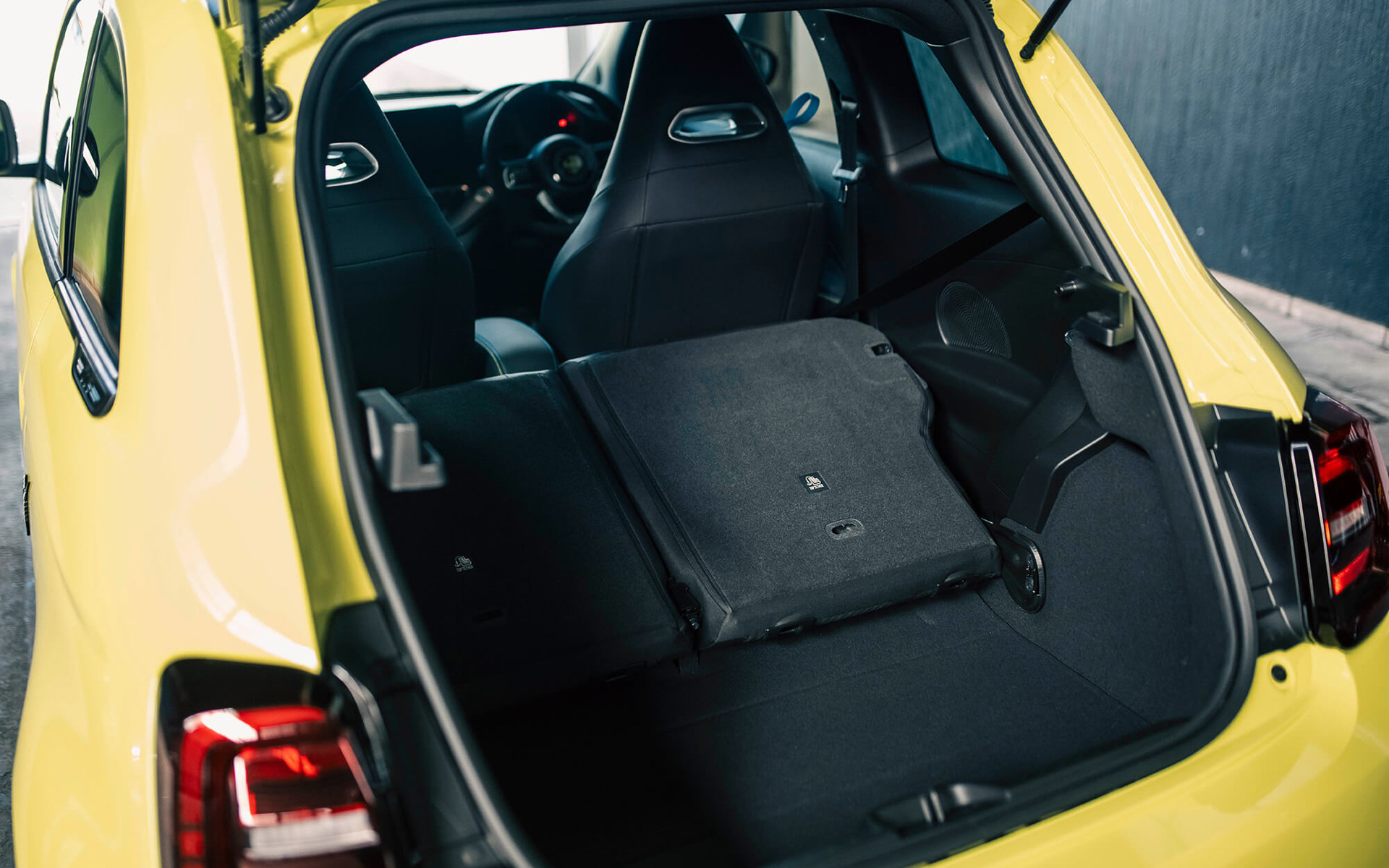 5：5分割可倒式のリアシートを前に倒してラゲッジスペースを拡大できる