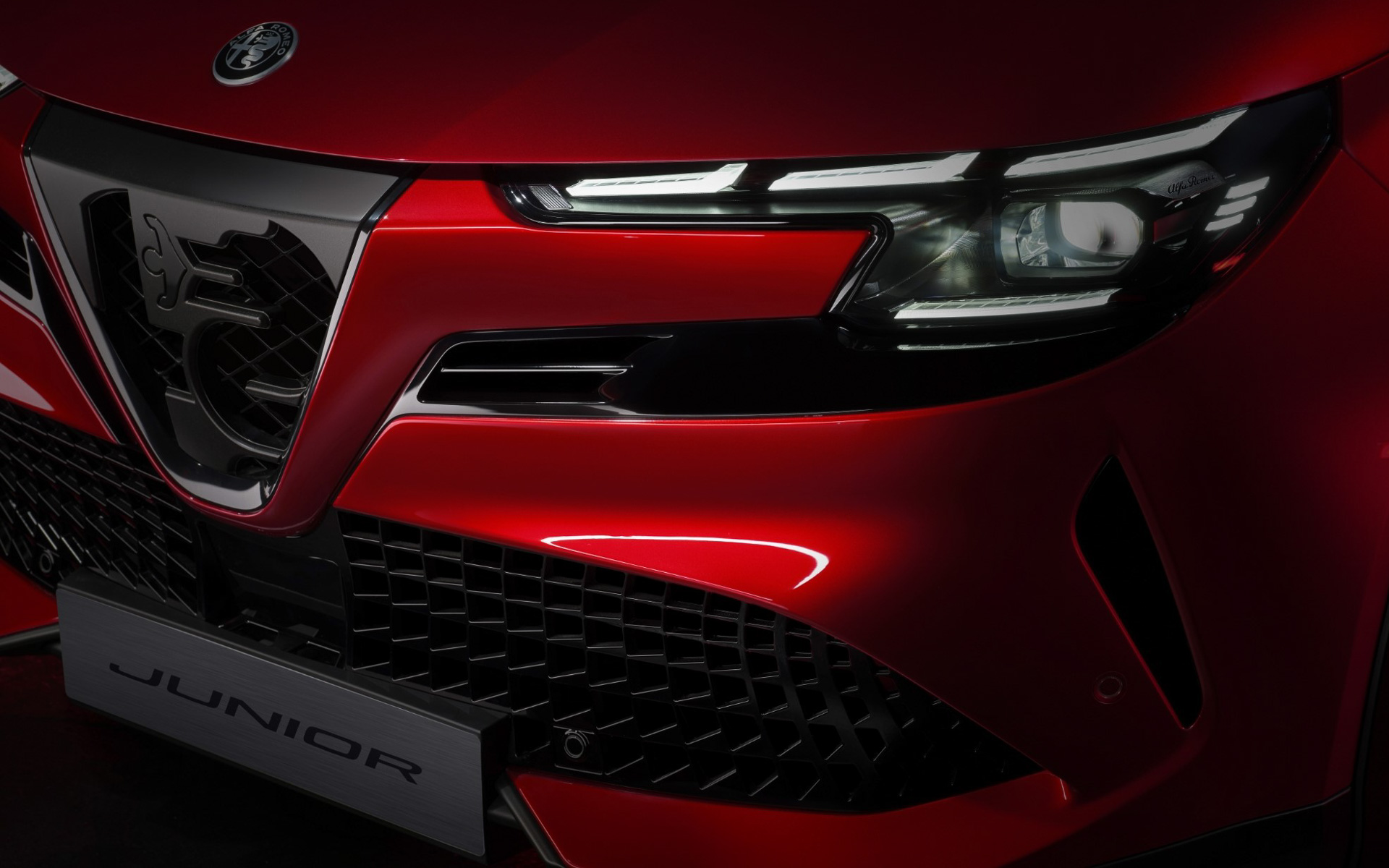 特徴的な3眼式ヘッドライトは「LEDマトリクスヘッドライト（デイタイムランニングライト付き）」となる