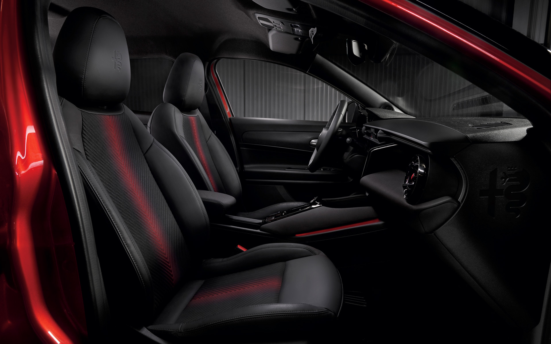 大胆な黒と赤の表皮を使用する「ファブリック/テクノレザーシート」を装着