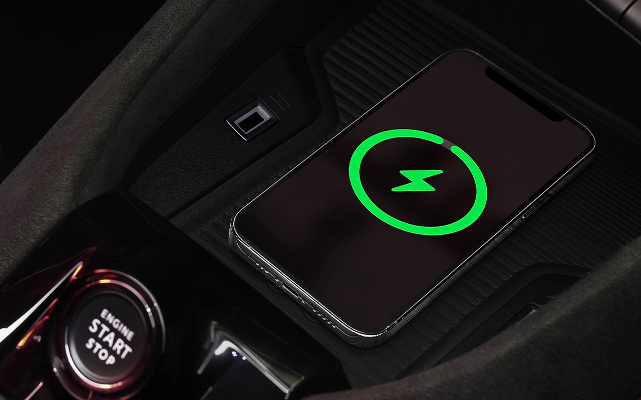 センターコンソール前方に90～190mmのスマートフォンに対応するワイヤレス充電パッドを搭載