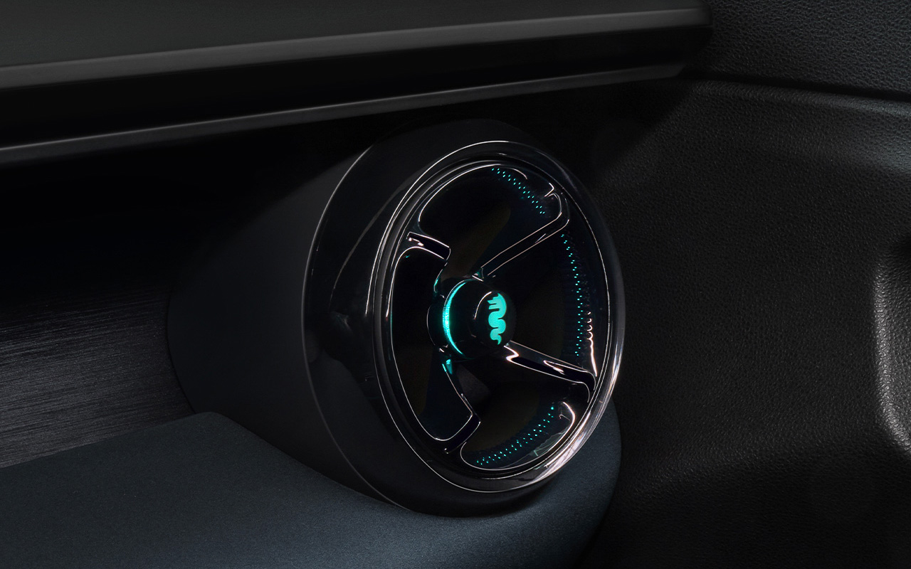 「アンビエントライト」を採用するエアコンルーバーでも「ビスチオーネ」の大蛇が発光