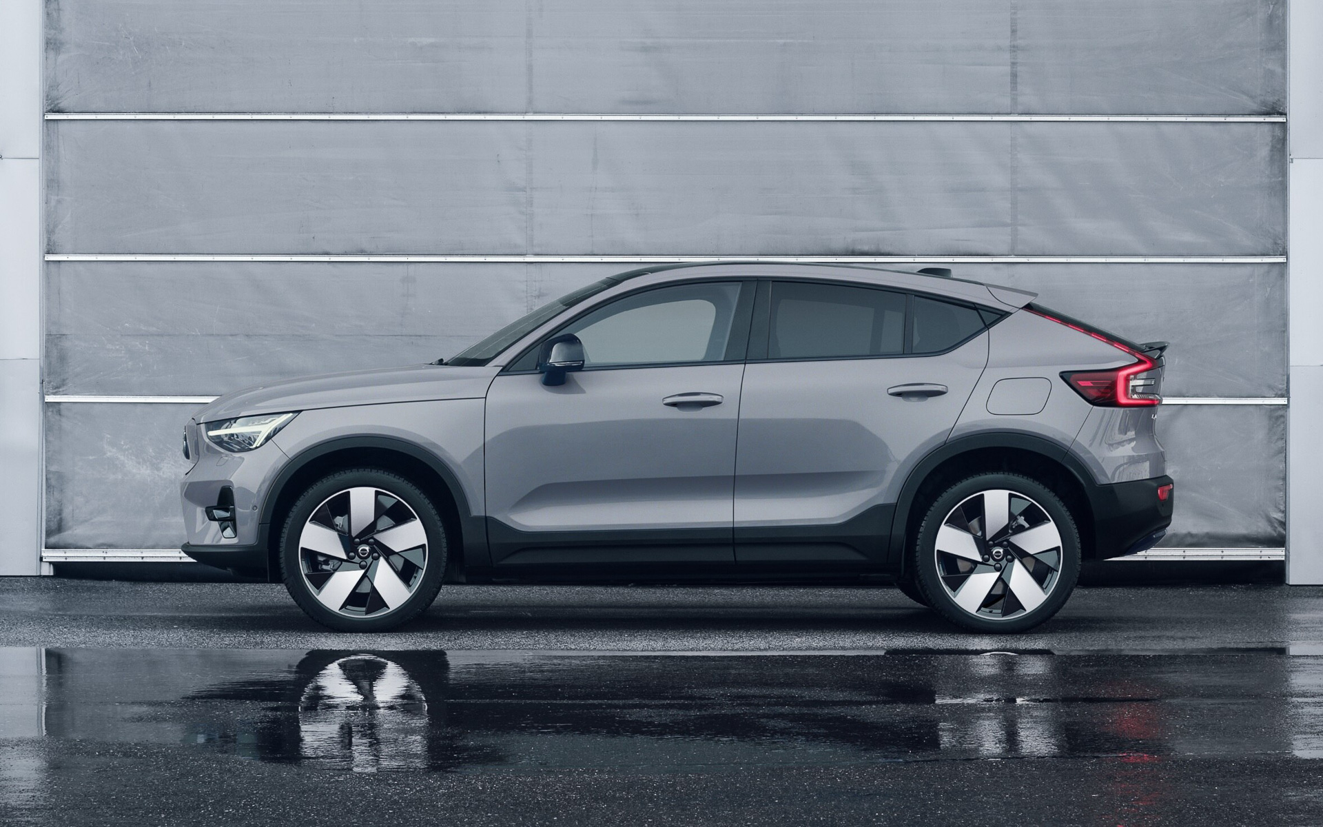 C40 リチャージはクーペSUVスタイルを採用。リアハッチに沿ってルーフまで続くリアコンビネーションランプが独創的なリアビューを印象付ける