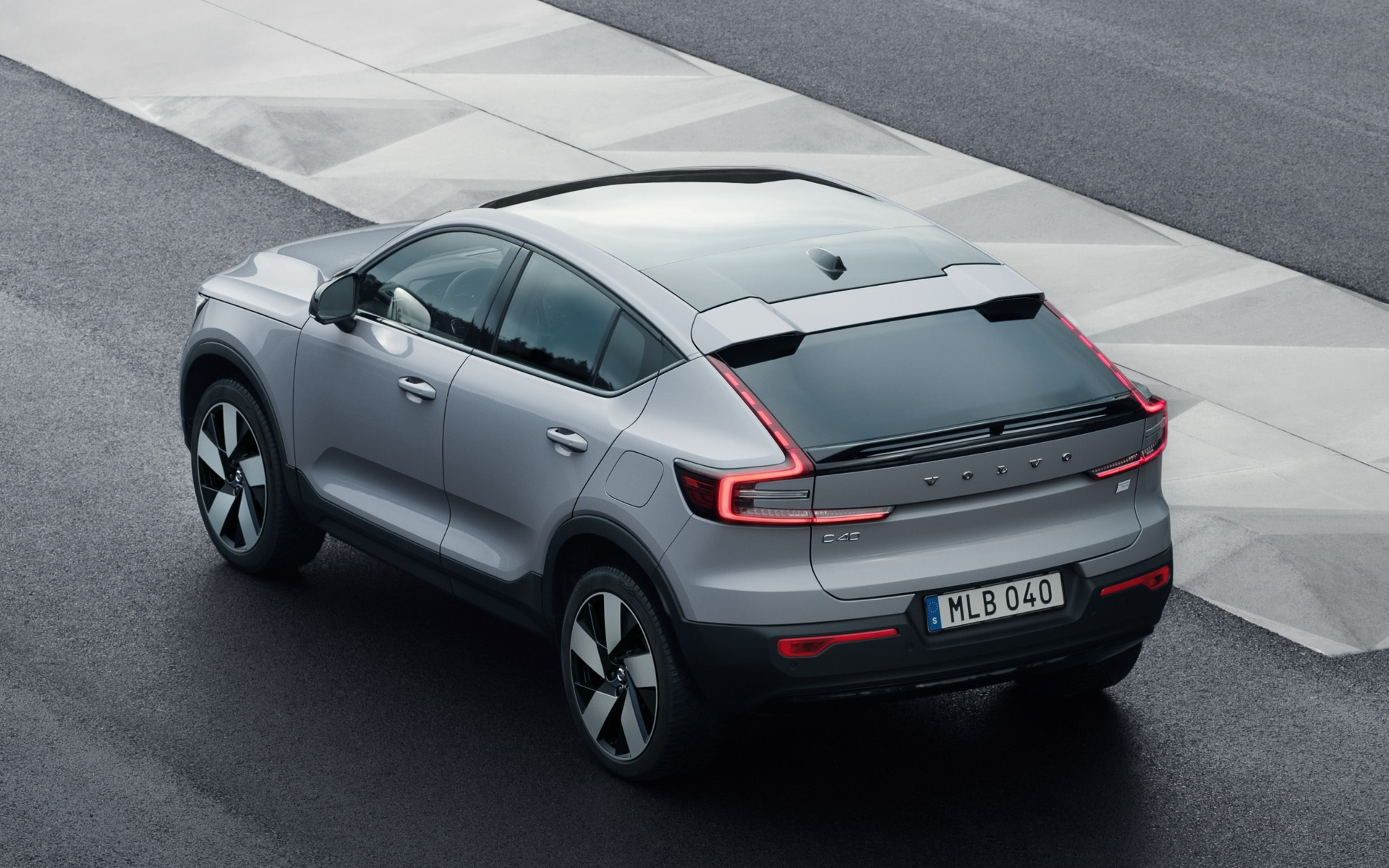 C40 リチャージはクーペSUVスタイルを採用。リアハッチに沿ってルーフまで続くリアコンビネーションランプが独創的なリアビューを印象付ける