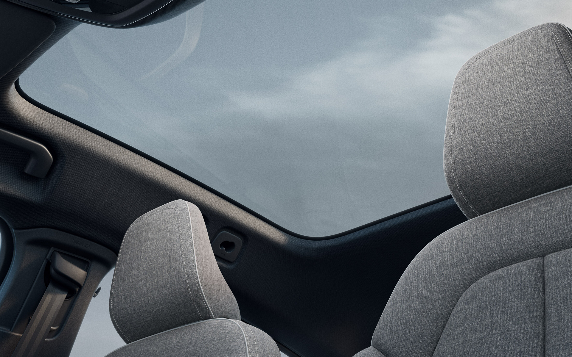 すべての座席に広々とした開放的な雰囲気を提供する固定式の「パノラマ・ガラスルーフ」も標準装備