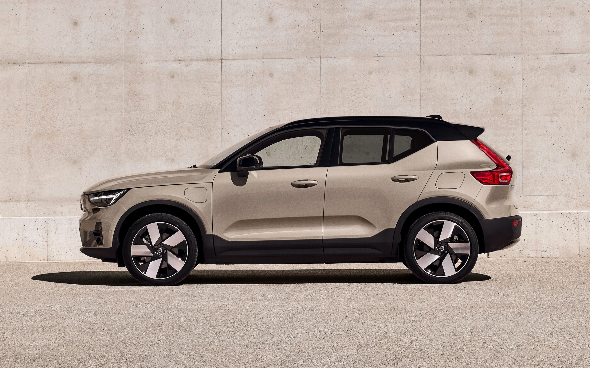 一充電走行距離（WLTCモード）はシングルモーター仕様が590km、ツインモーター仕様が560km。アルミホイールはXC40と異なるデザインになる