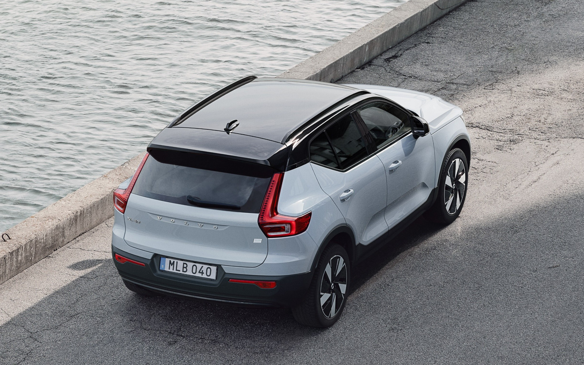 一充電走行距離（WLTCモード）はシングルモーター仕様が590km、ツインモーター仕様が560km。アルミホイールはXC40と異なるデザインになる