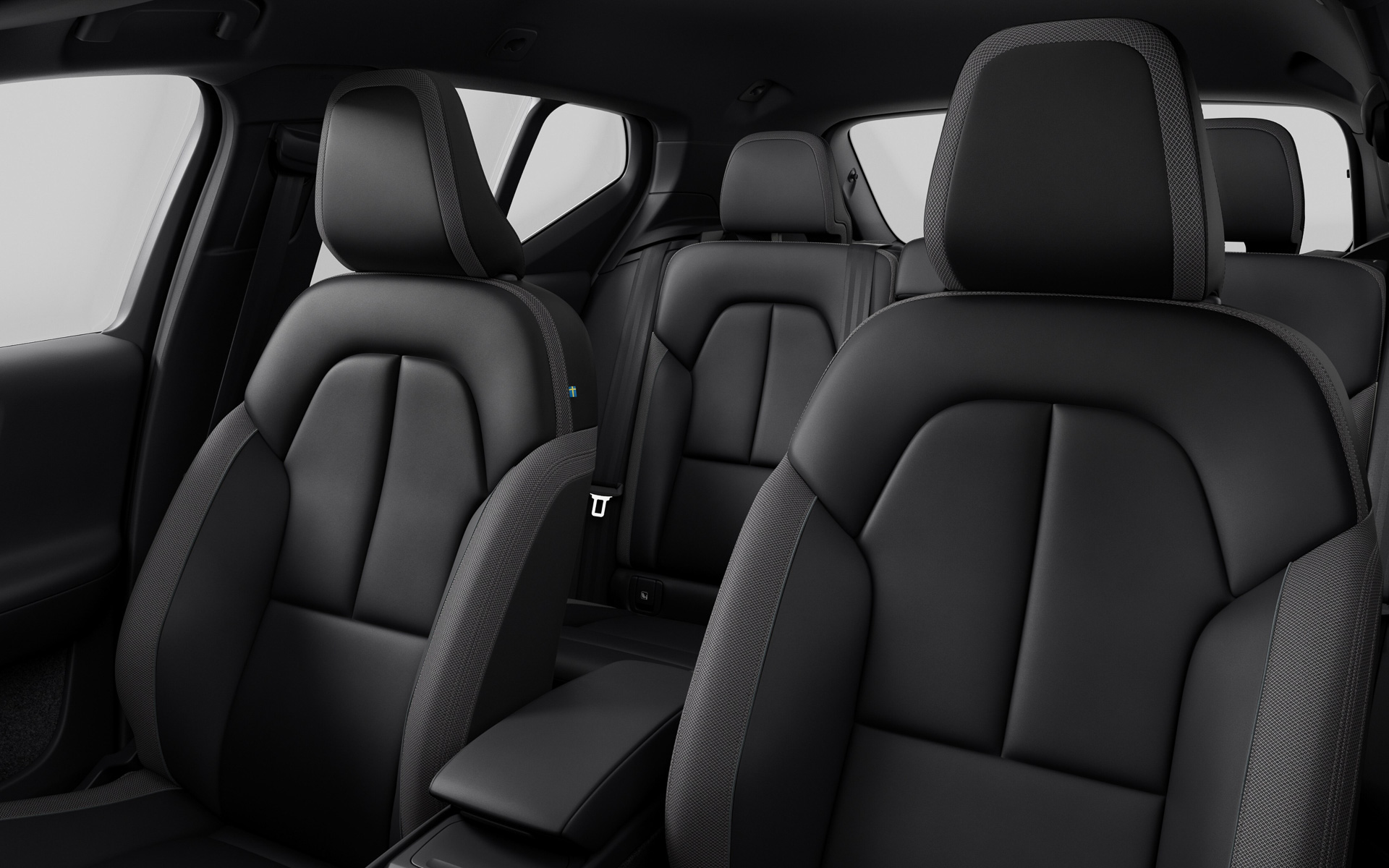 リサイクル素材を一部に使用する「スウェードテキスタイル」と洗練された感触のハイテク合成素材である「マイクロテック」を組み合わせたシート表皮を採用