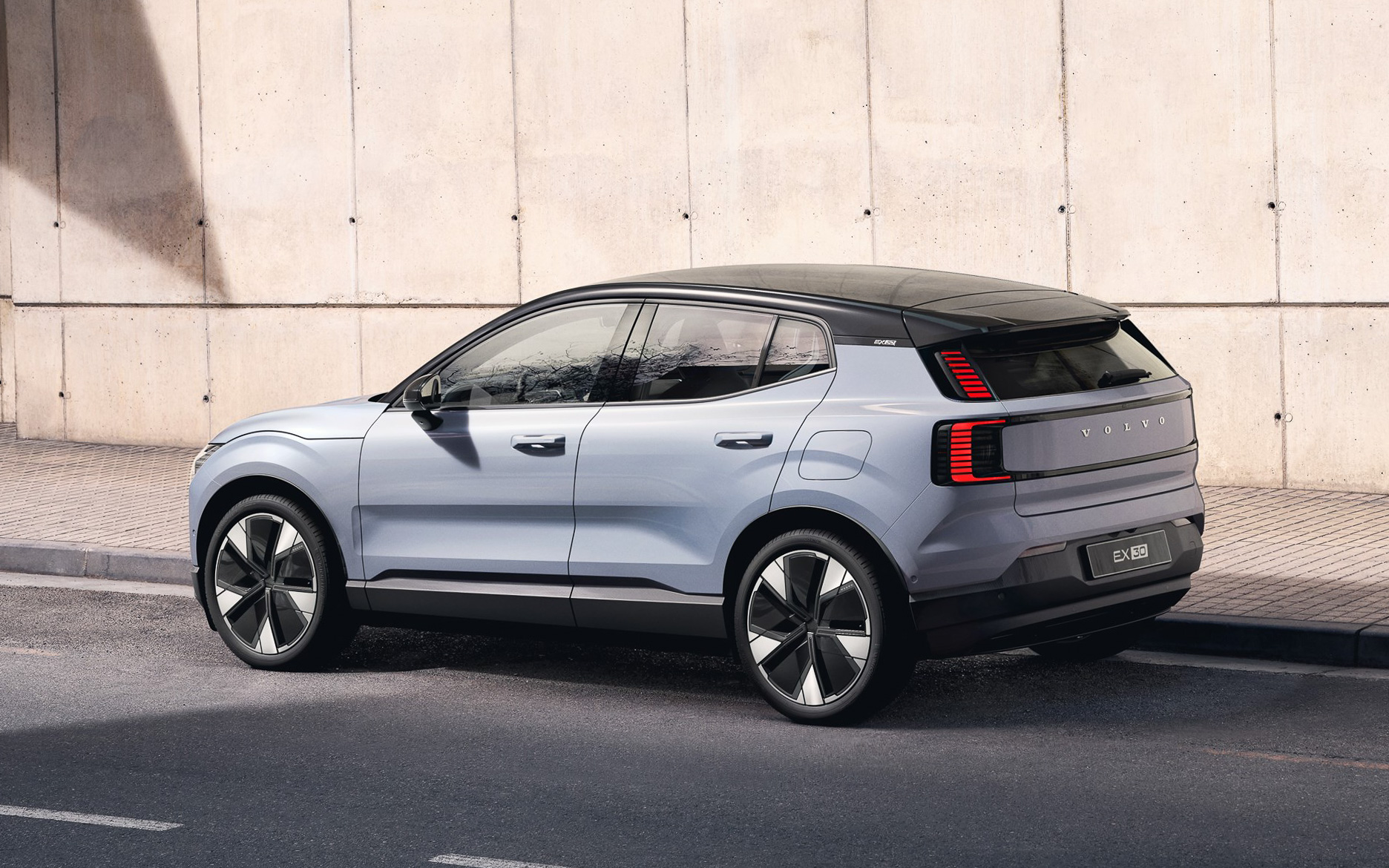 リアコンビネーションランプはこれまでのボルボモデルとはテイストが異なり、上下2段で分割されている