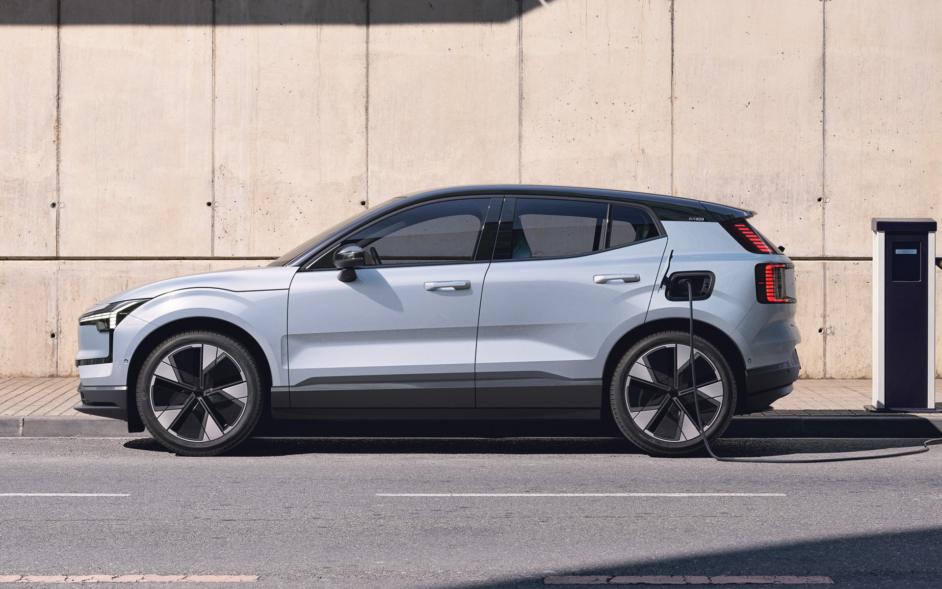 ルーフやピラー類をブラックアウトして重心の低いイメージを演出