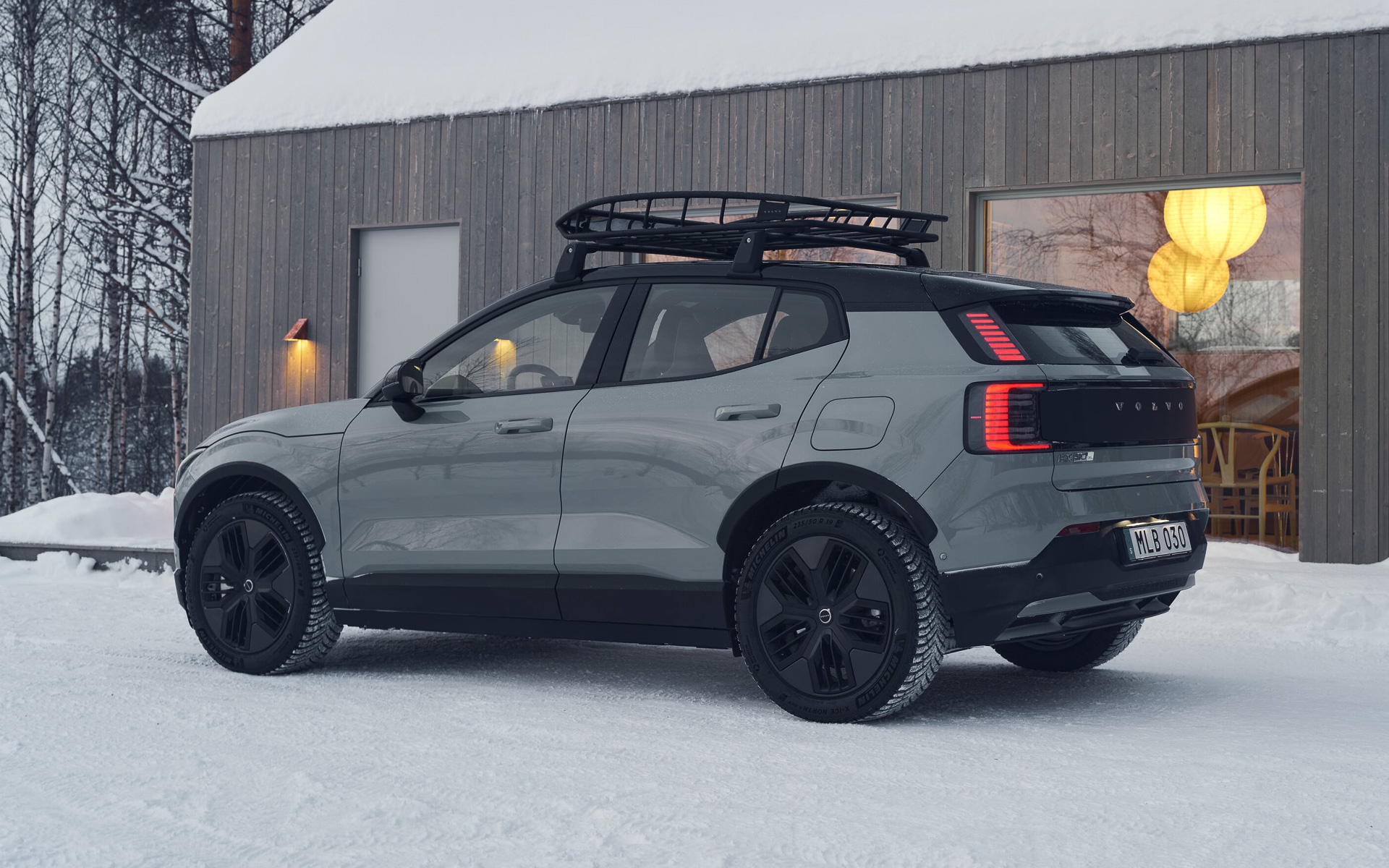 ブラック＆マットブラックのホイールにオールテレーンタイヤを組み合わせ、195mmに高めた最低地上高でオフロード走行に対応