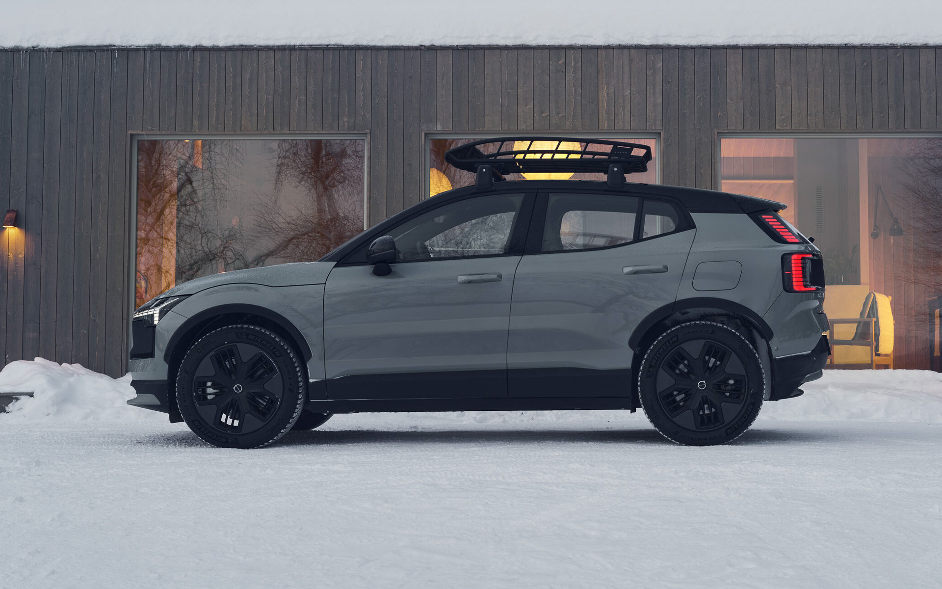 ブラック＆マットブラックのホイールにオールテレーンタイヤを組み合わせ、195mmに高めた最低地上高でオフロード走行に対応