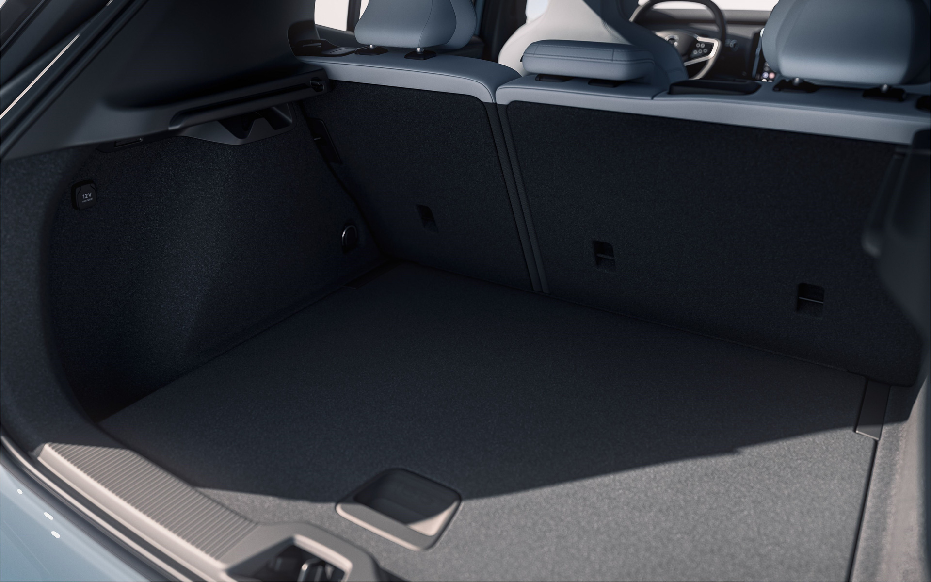 ラゲッジスペース容量は318L。リアシートを前方に倒してフルラゲッジ状態にすると718Lまで拡大可能