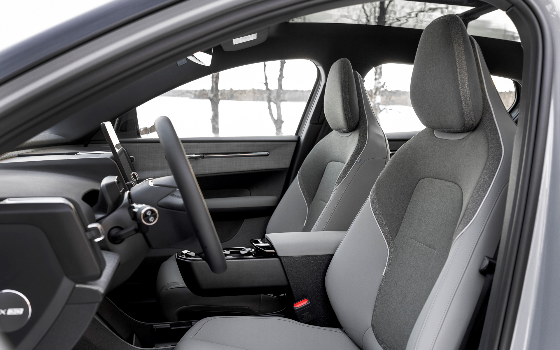 ウール30％、再生ポリエステル70％を配合した「テイラード・ウールブレンド素材」とリサイクル素材とバイオ由来素材で構成された独自のテキスタイル「ノルディコ」を組み合わせたシート表皮を採用