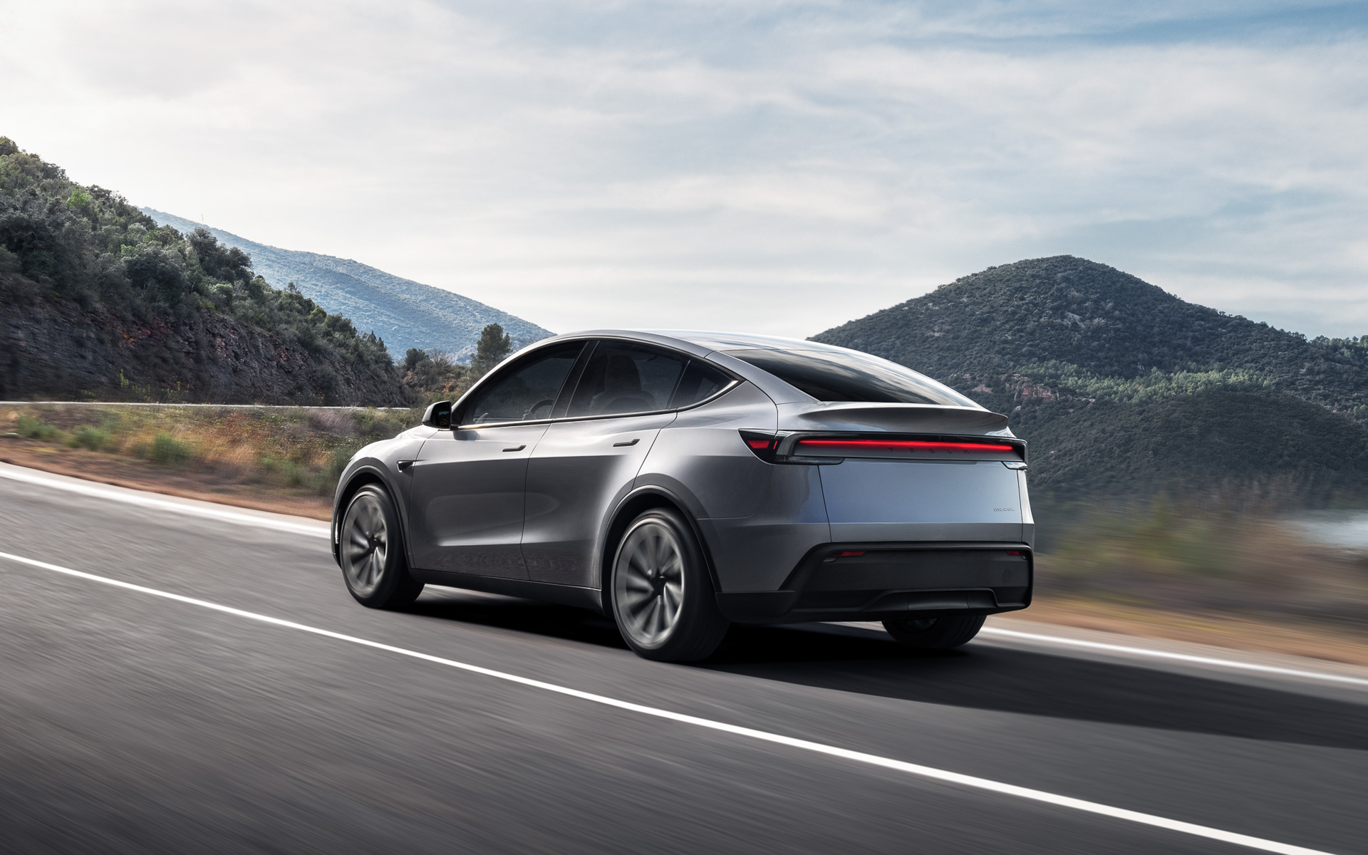 一充電走行距離（WLTCモード）はRWDが547km、ロングレンジAWDが635km