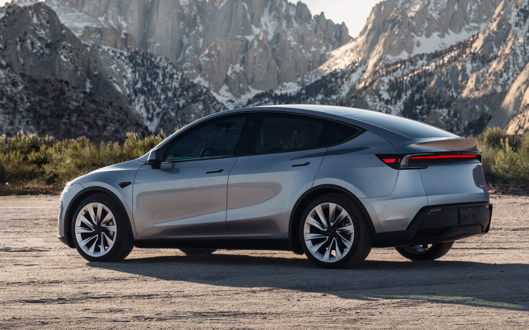 初採用の“拡散反射技術”でボディパネルをテールランプとして利用する「クロスカーランプ」を搭載