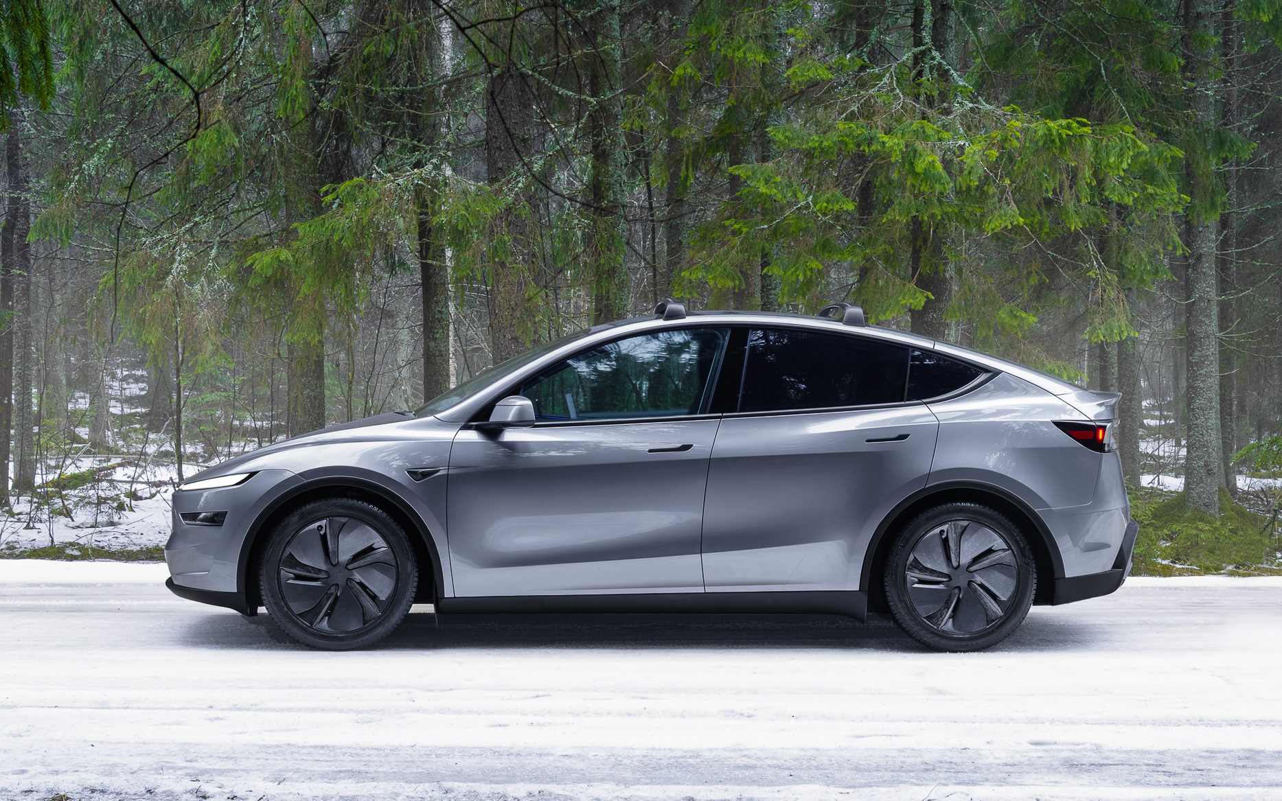 ボディ形状の刷新で空力性能を高め、SUVながらCd値は0.22を実現