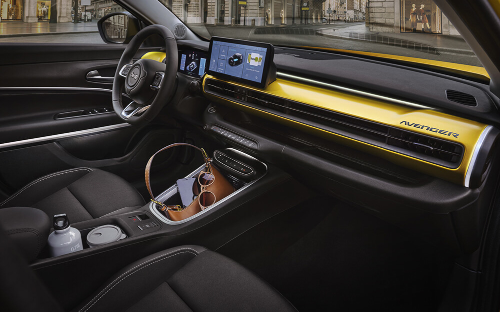 水平基調のインパネ。助手席前方に横長のトレーを設定して使い勝手を高めている