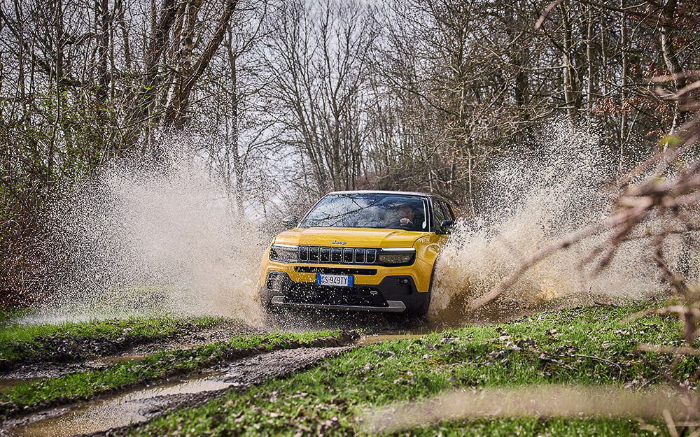 200mm以上という最低地上高を備え、アンダーボディのスキッドプレートでオフロード走行中のダメージからバッテリを保護する