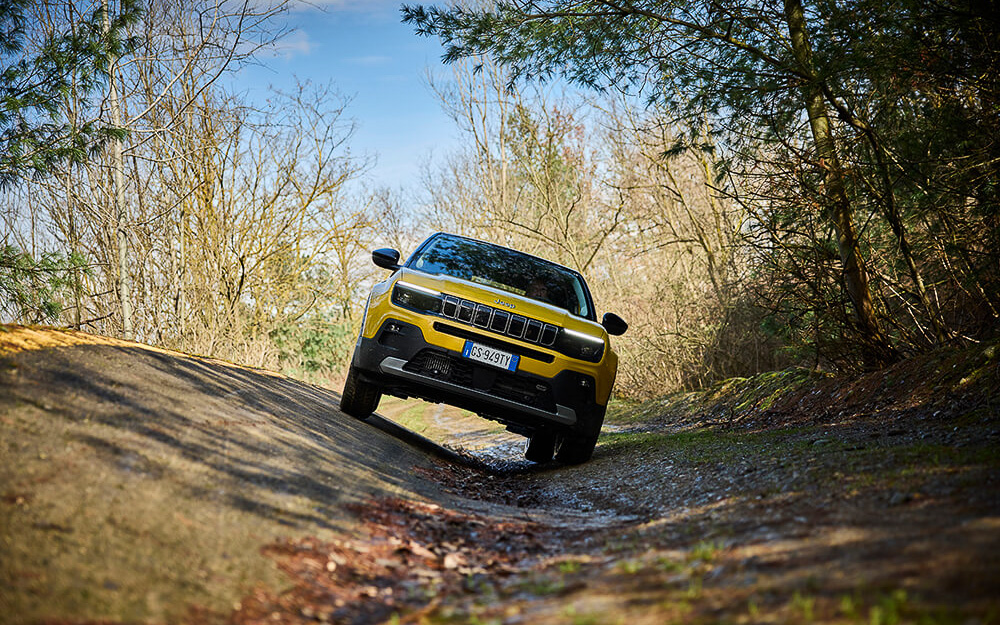 前輪駆動車ながら「Selec-Terrain（セレクテレイン）」などの装備でジープブランドらしいオフロード走破性を実現