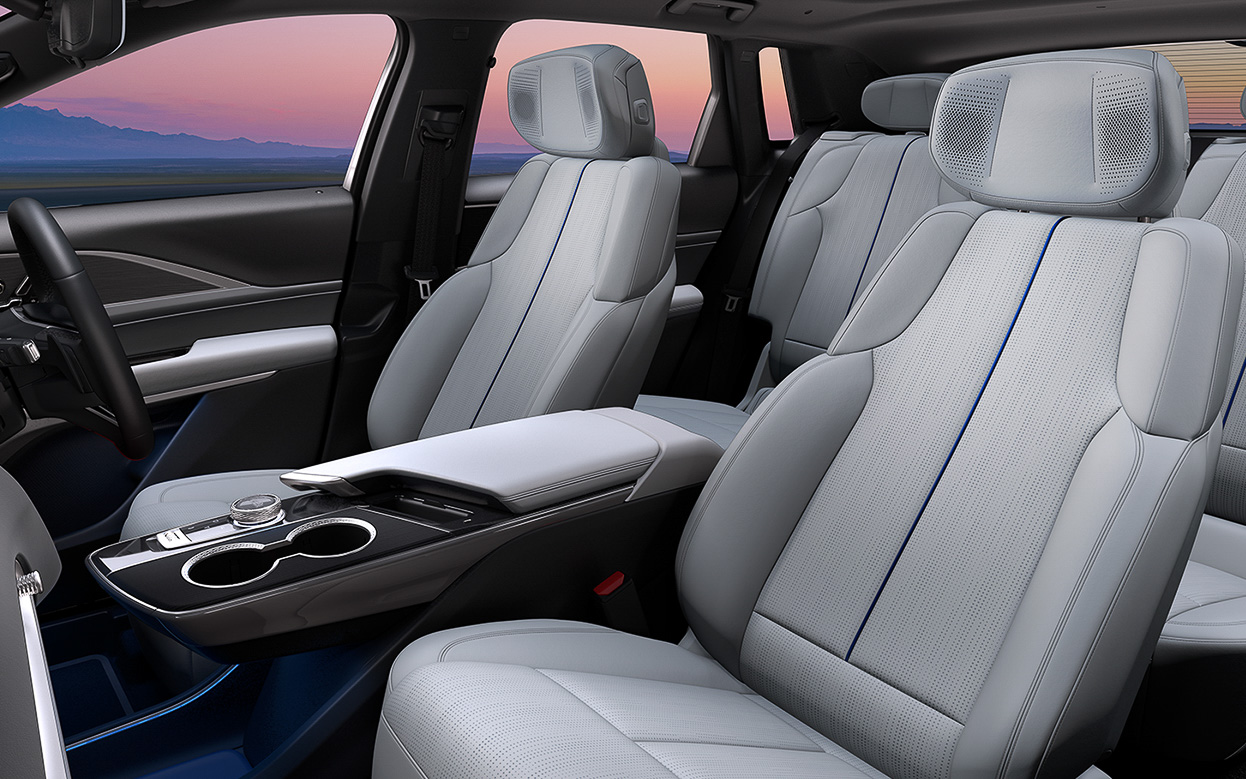 サスティナブル素材の「インタラックス」を表皮に使う標準シート。内装色は「スカイクールグレイ/サントリーニブルーアクセント」