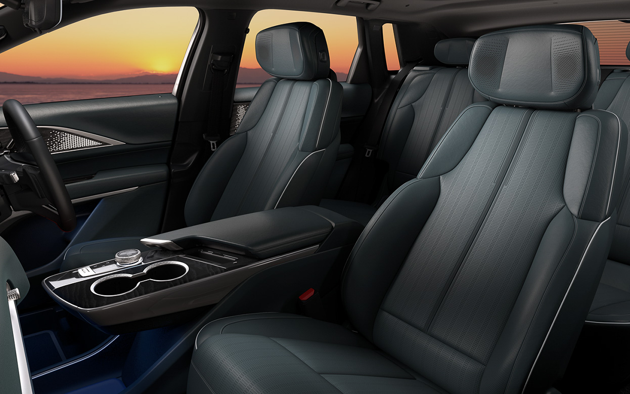 65万円高となるオプションの「フルレザーシート」。内装色は「ジュニパー ウィズ スカイクールグレイアクセント」