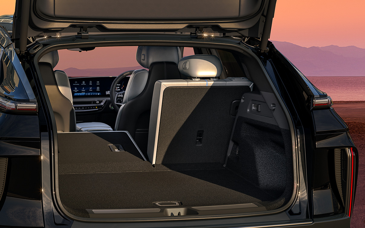 ラゲッジスペース容量は793L。60：40分割可倒式リアシートを前方に倒して1722Lまで容量を拡大できる