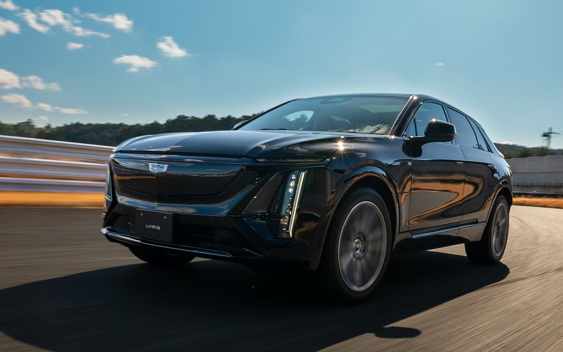 「デュアルモーターeAWDシステム」のモーターではシステムトータルで最高出力384kW（約522PS）、最大トルク610Nmを発生。95.7kWhの容量を持つバッテリと組み合わせ、WLTPモードの一充電走行距離は510km