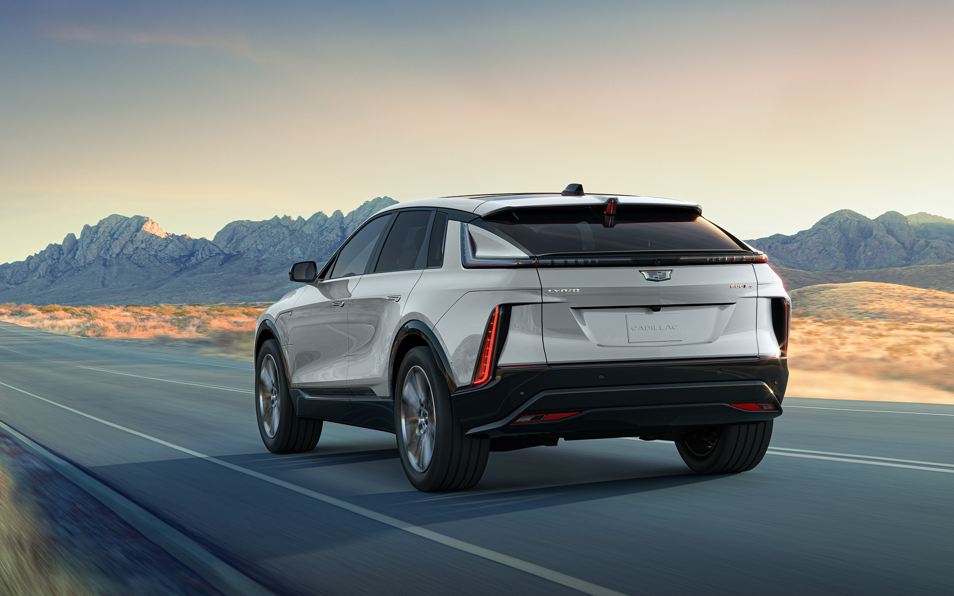 「デュアルモーターeAWDシステム」のモーターではシステムトータルで最高出力384kW（約522PS）、最大トルク610Nmを発生。95.7kWhの容量を持つバッテリと組み合わせ、WLTPモードの一充電走行距離は510km