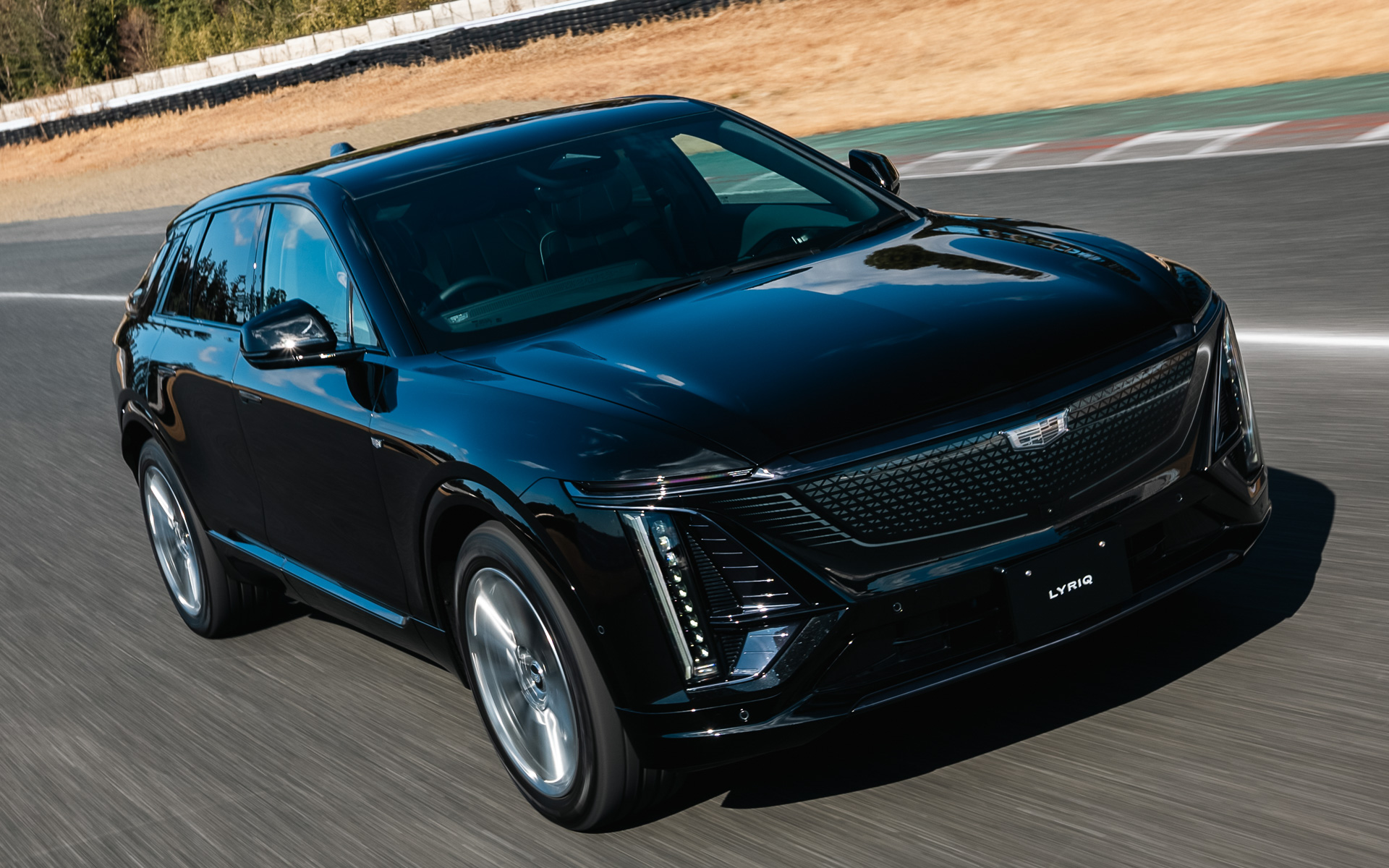 「デュアルモーターeAWDシステム」のモーターではシステムトータルで最高出力384kW（約522PS）、最大トルク610Nmを発生。95.7kWhの容量を持つバッテリと組み合わせ、WLTPモードの一充電走行距離は510km