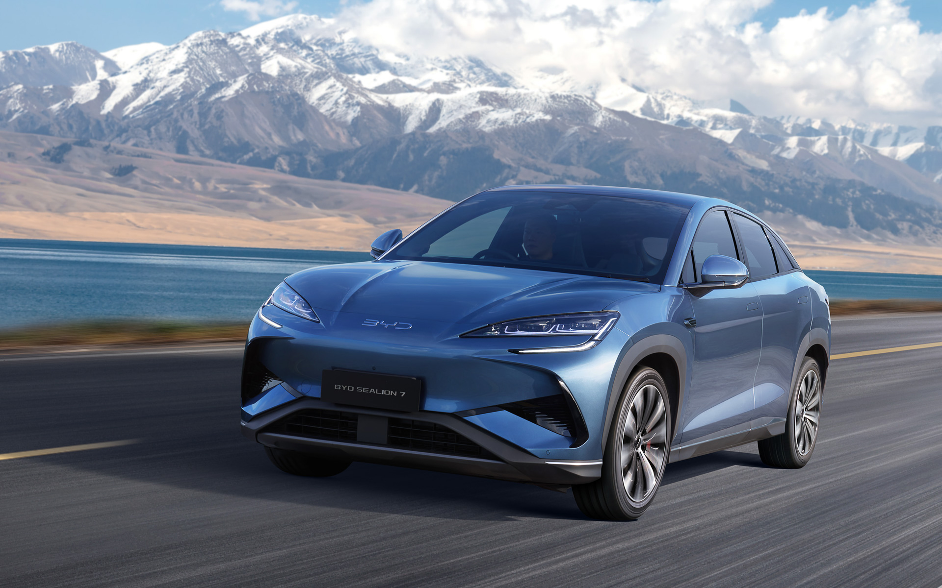 一充電走行距離（WLTCモード）はRWDが590km、電動4WDが540km。電動4WDは0-100km/h加速4.5秒のパフォーマンスを発揮する