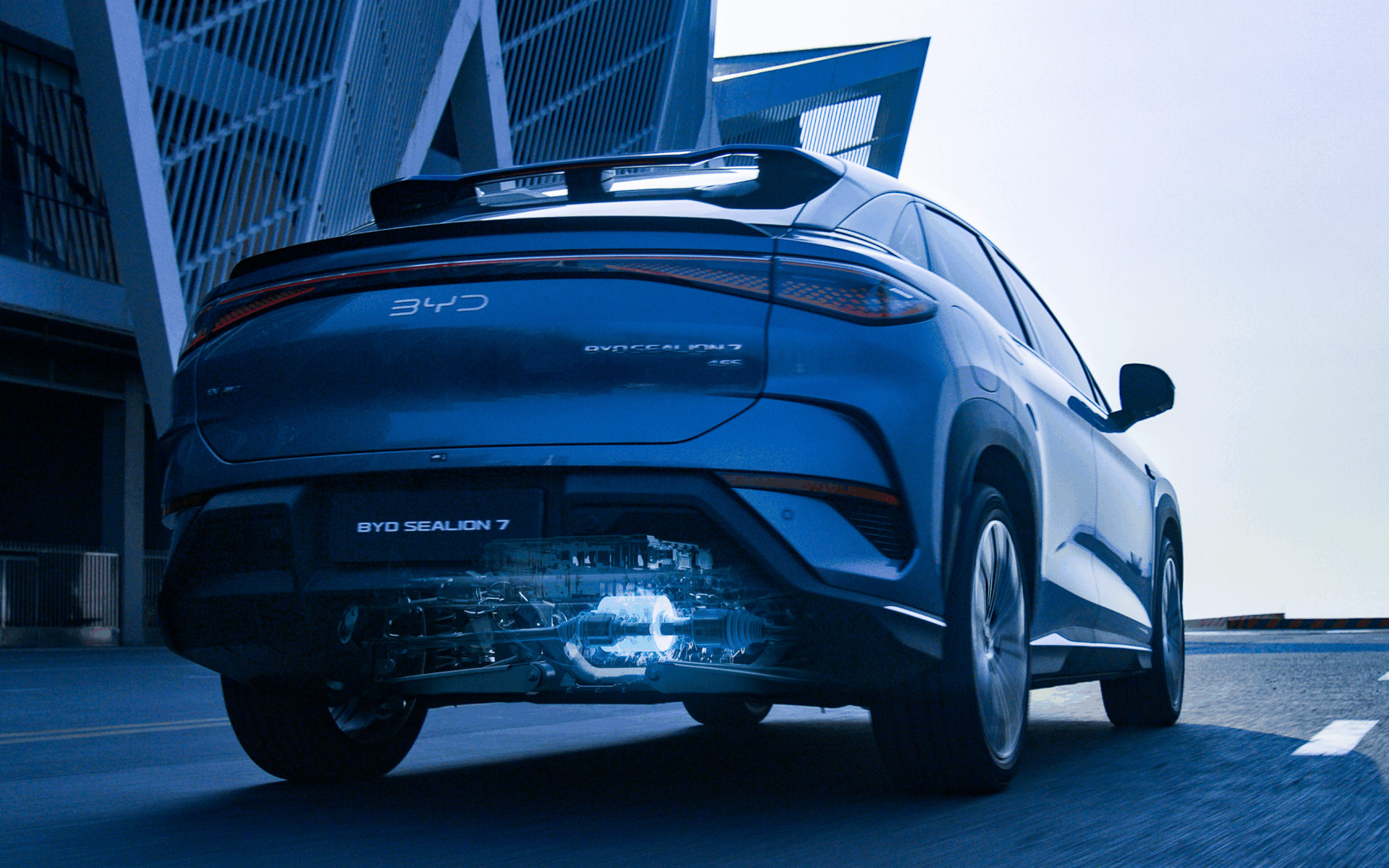 リアアクスルに最高出力230kW（312PS）、最大トルク380Nmを発生する「改良型8 in 1アッセンブリーモーター」を搭載