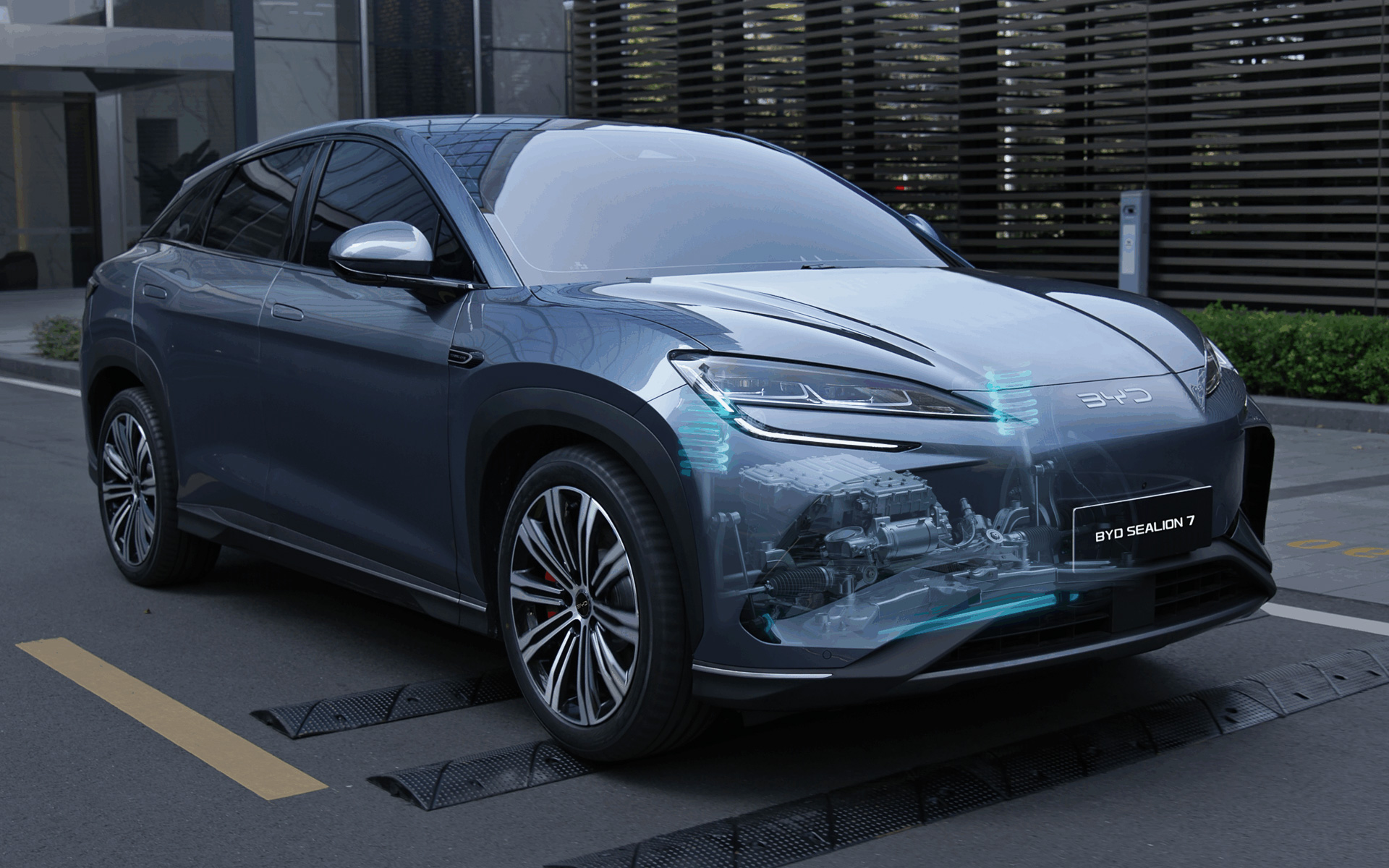 ショックアブソーバーには機械式油圧システムを備える「可変ダンピングアブソーバー」を全車で標準装備