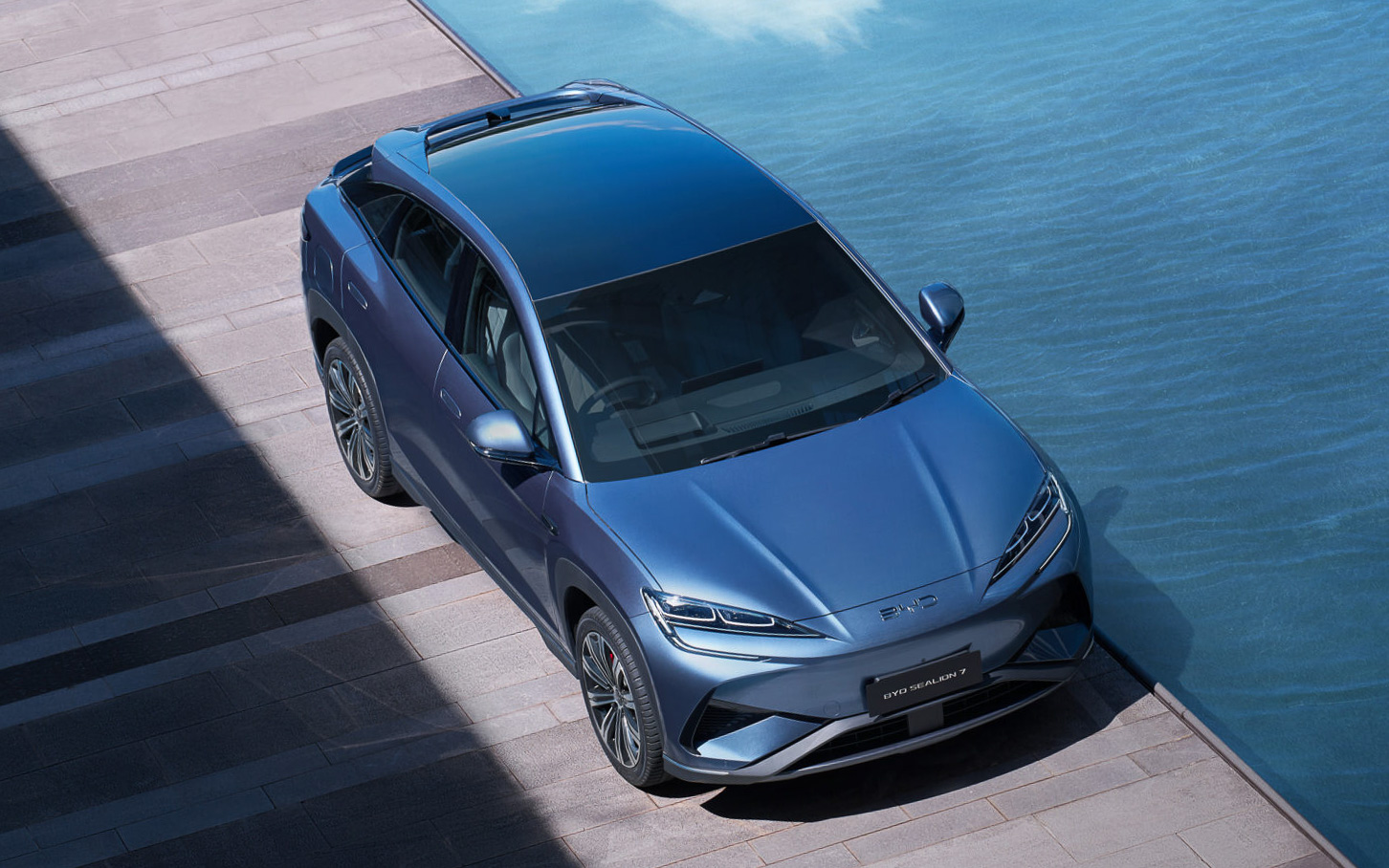 フロントマスクに「Ocean X Face」と呼ぶX字型のデザインを採用