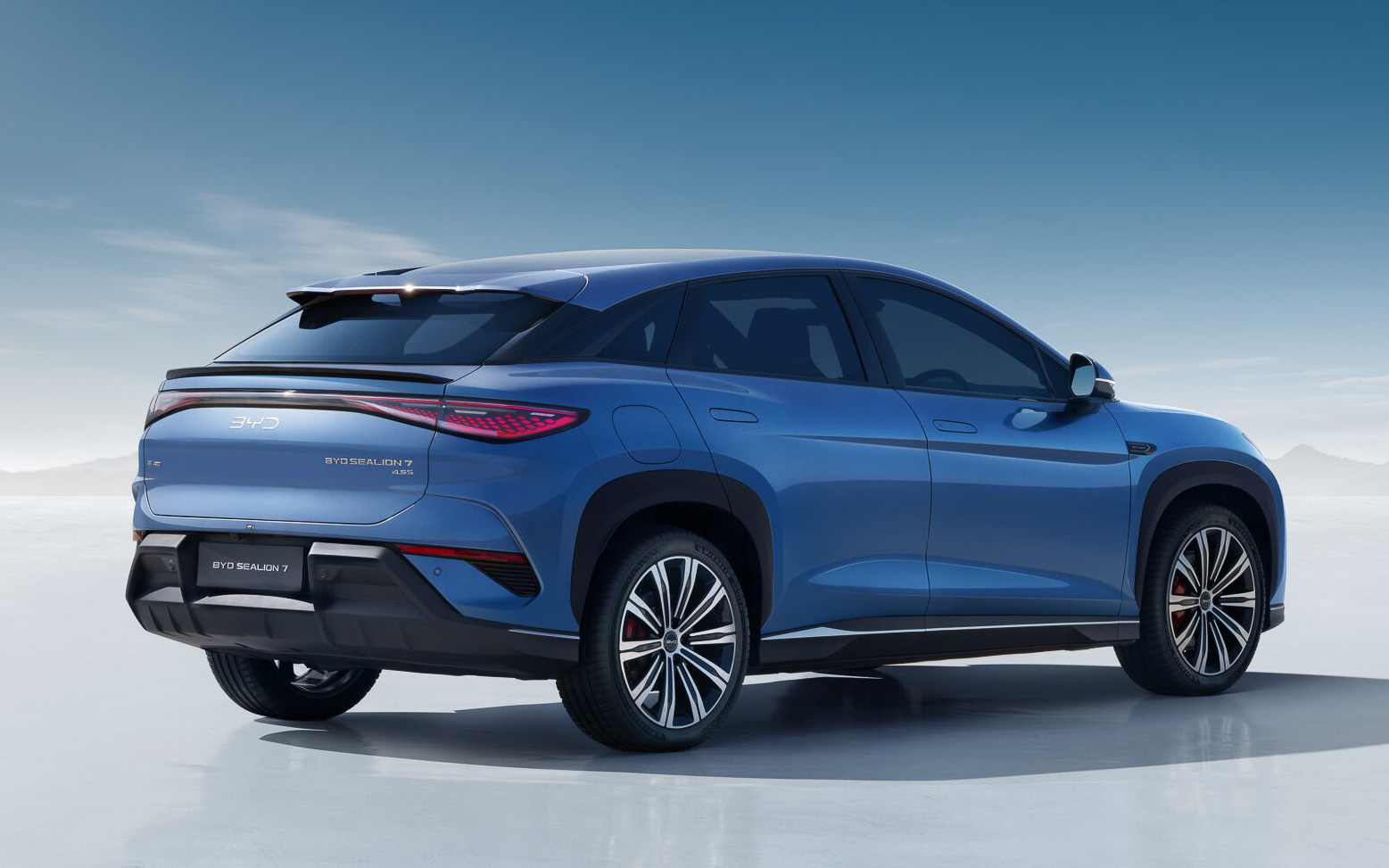 リアコンビネーションランプは水平線に見立てられ、内部に水滴をイメージしたドットライトを配置