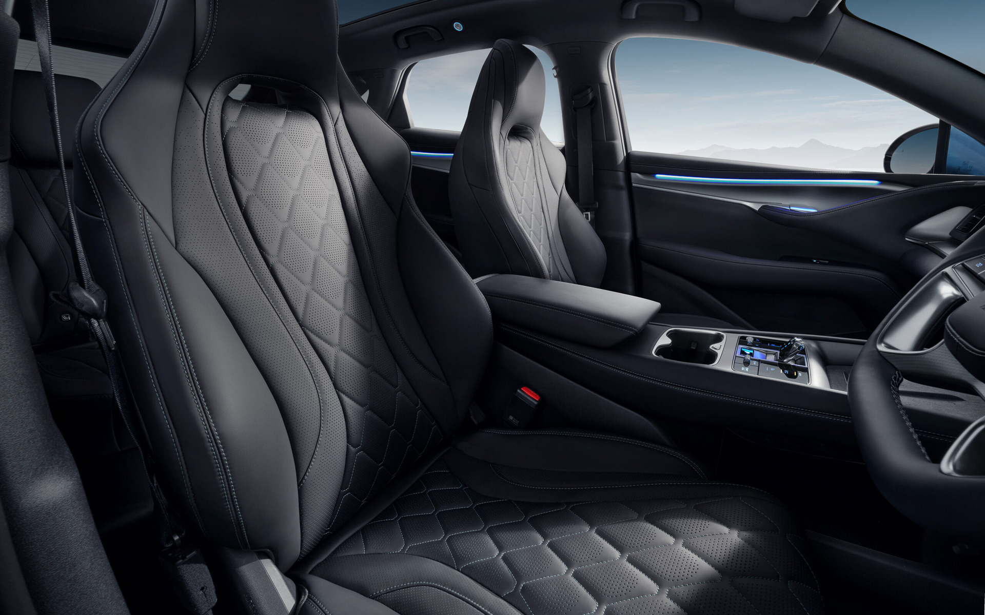 フロントシートは乗員の体をしっかりとホールドするヘッドレスト一体型のスポーツタイプ