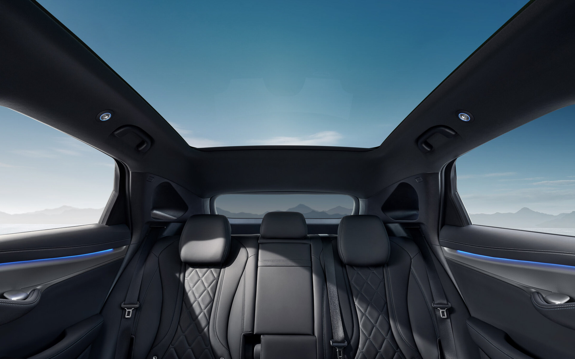 電動ブラインドを備える「パノラミック・ガラスルーフ」も全車で標準装備