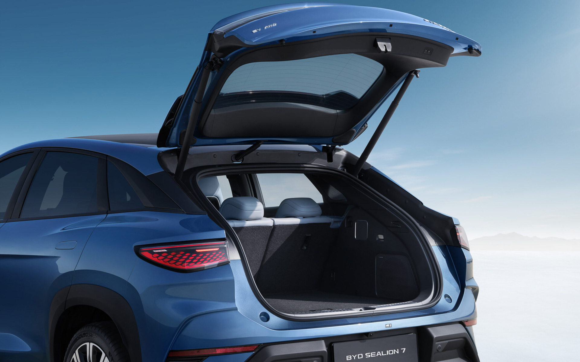 リアハッチに「ハンズフリーアクセスパワーテールゲート」の機能を搭載